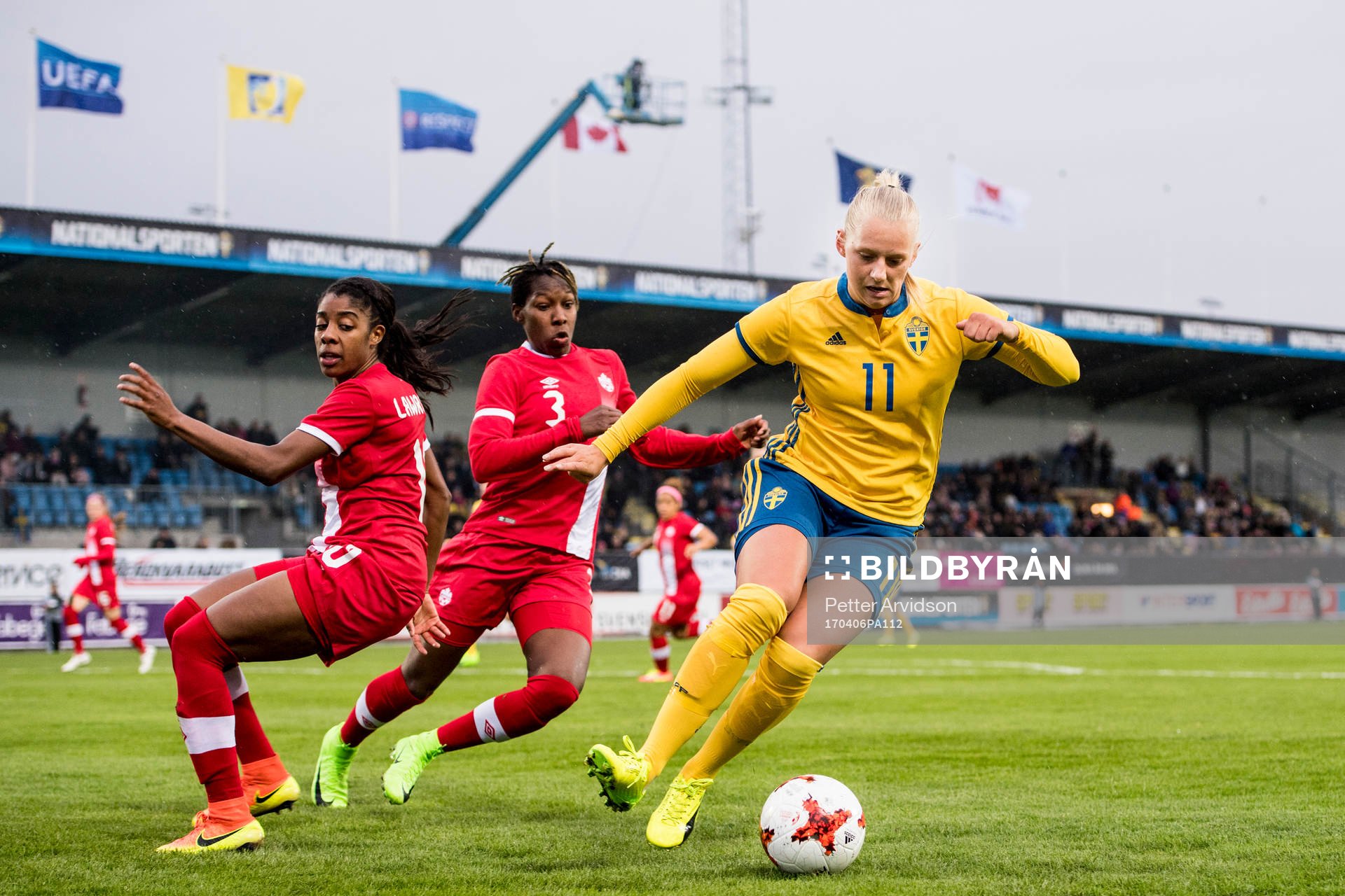 Sveriges Stina Blackstenius och Kanadas Ashley Lawrence och