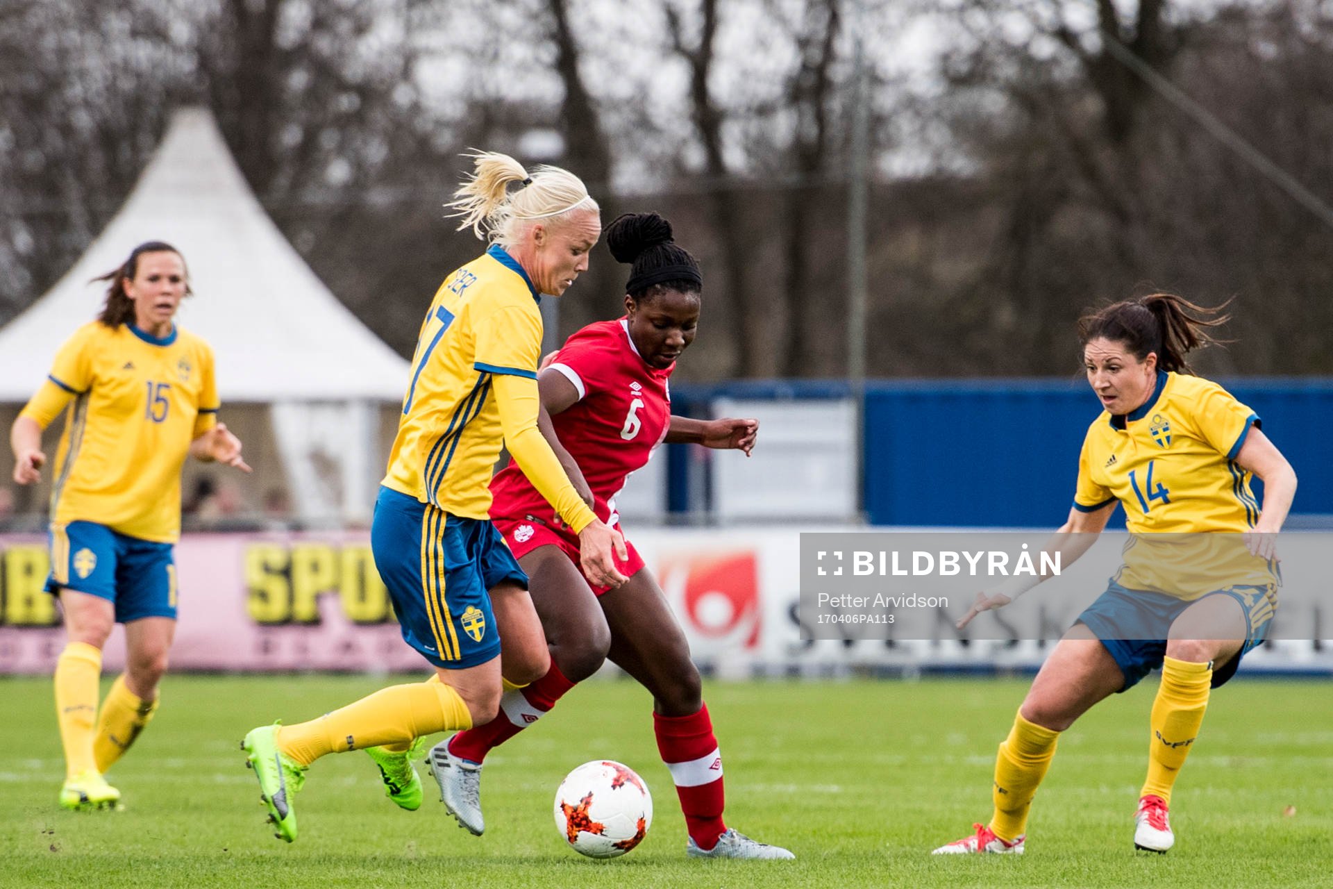 Sveriges Caroline Seger och Josefin Johansson mot Kanadas