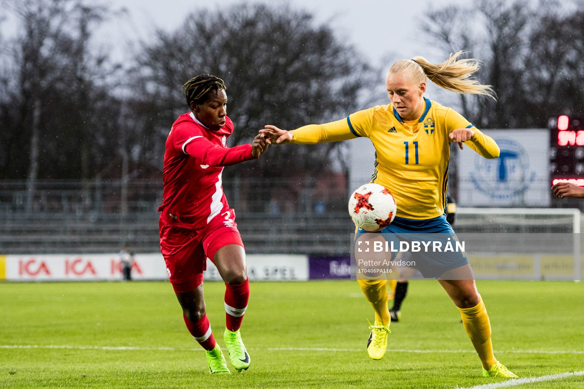 Sveriges Stina Blackstenius och Kanadas Kadeisha Buchanan