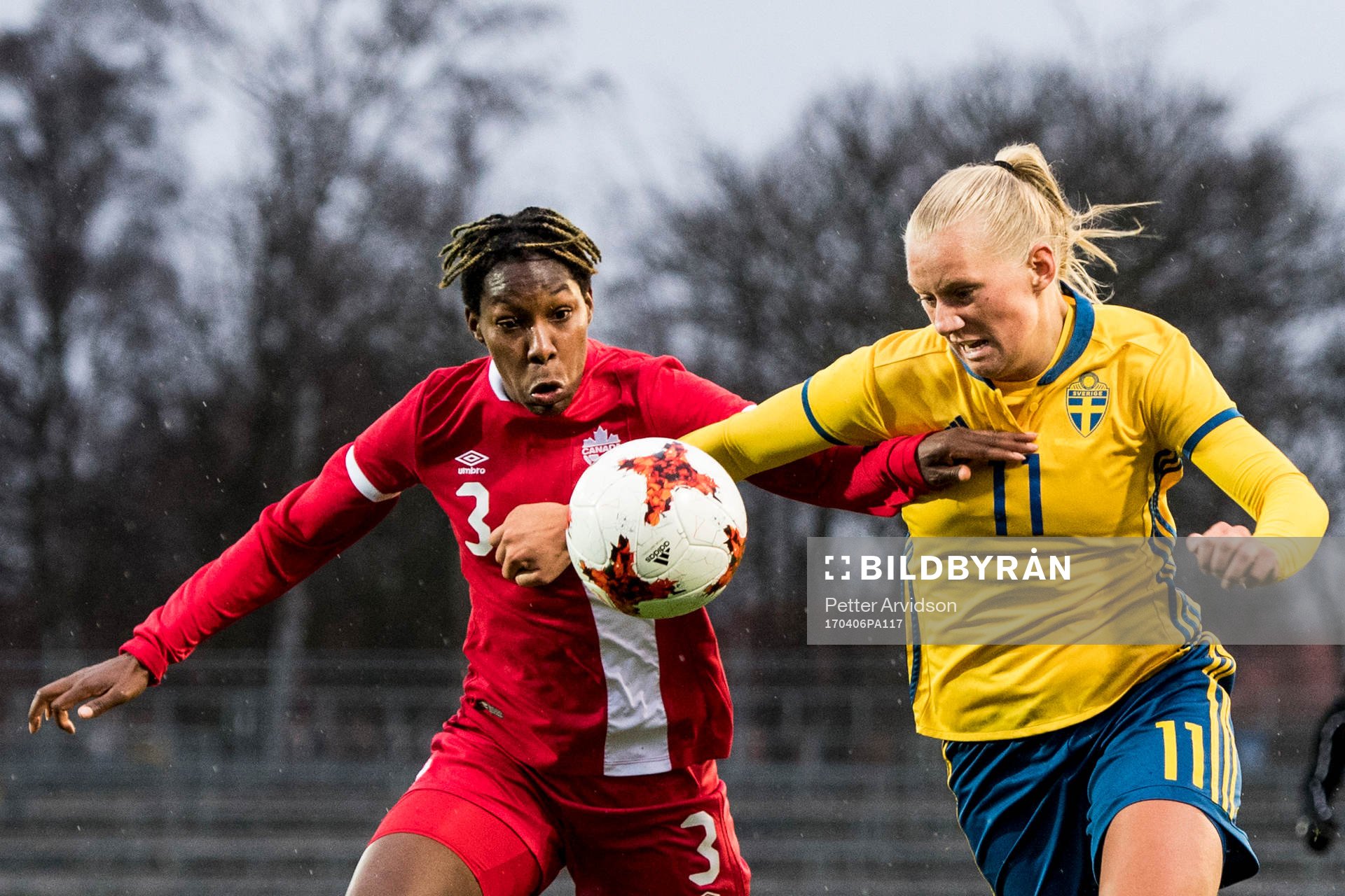 Sveriges Stina Blackstenius och Kanadas Kadeisha Buchanan