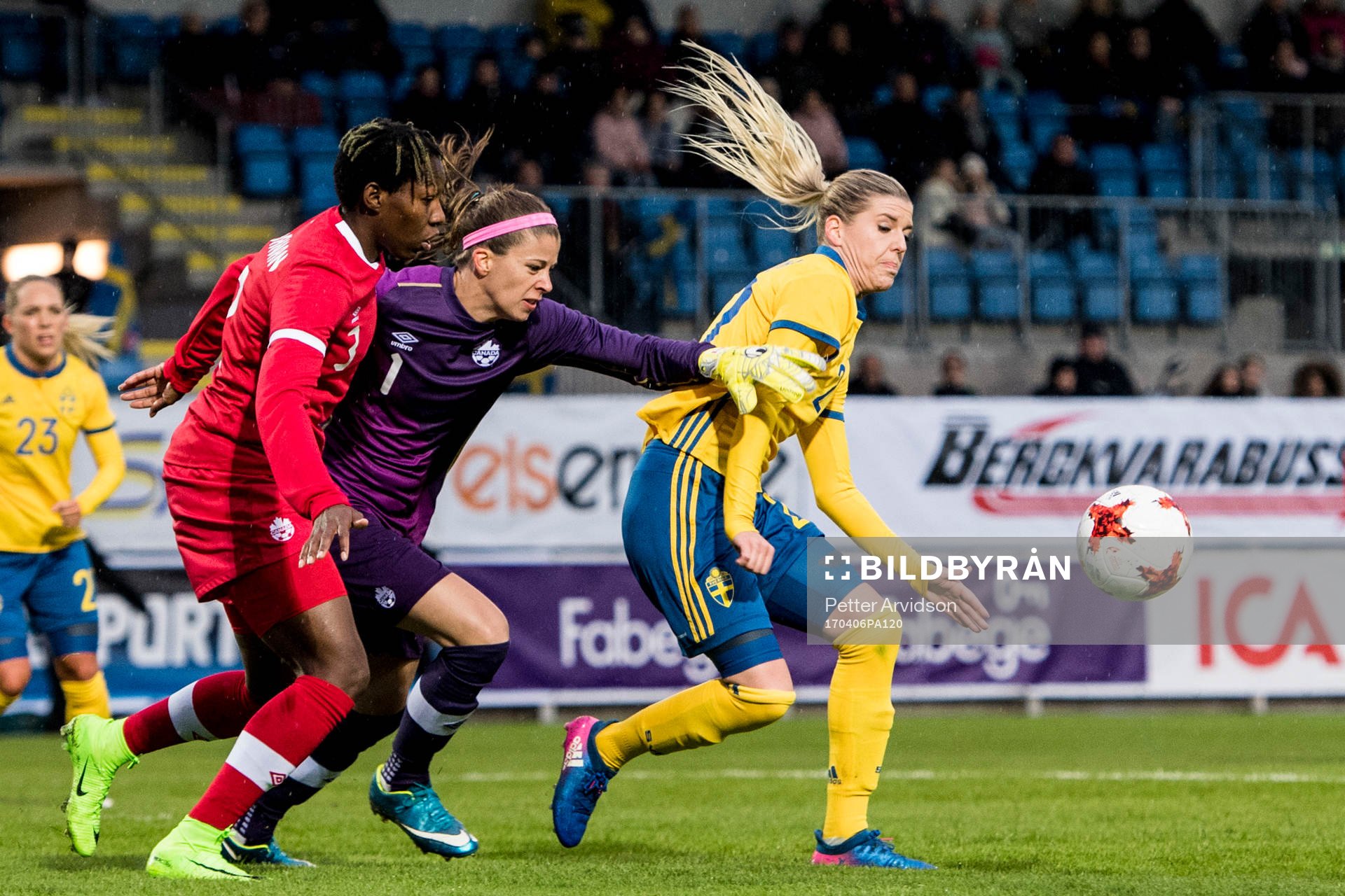 Sveriges Olivia Schough mot Kanadas målvakt Stephanie