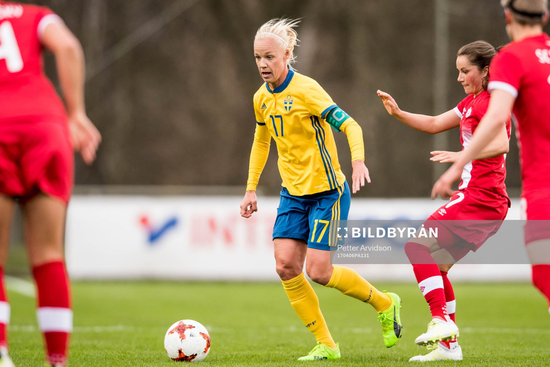 Sveriges Caroline Seger och Kanadas Jessie Fleming