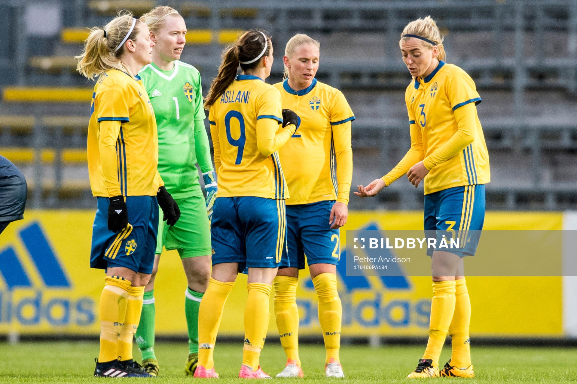Sveriges Lisa Dahlkvist, målvakt Hedvig Lindahl, Kosovare