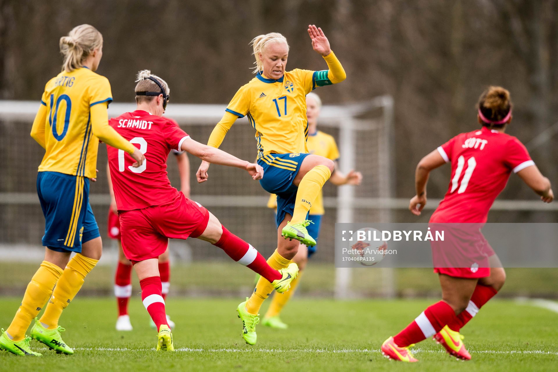 Sveriges Caroline Seger och Kanadas Sophie Schmidt