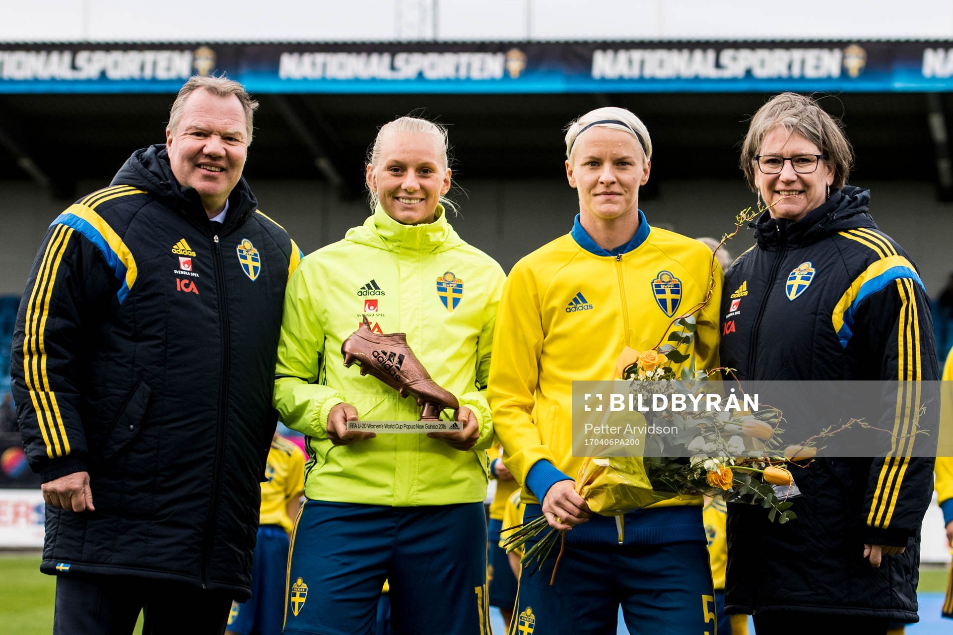 Sveriges Stina Blackstenius och Nilla Fischer prisas av
