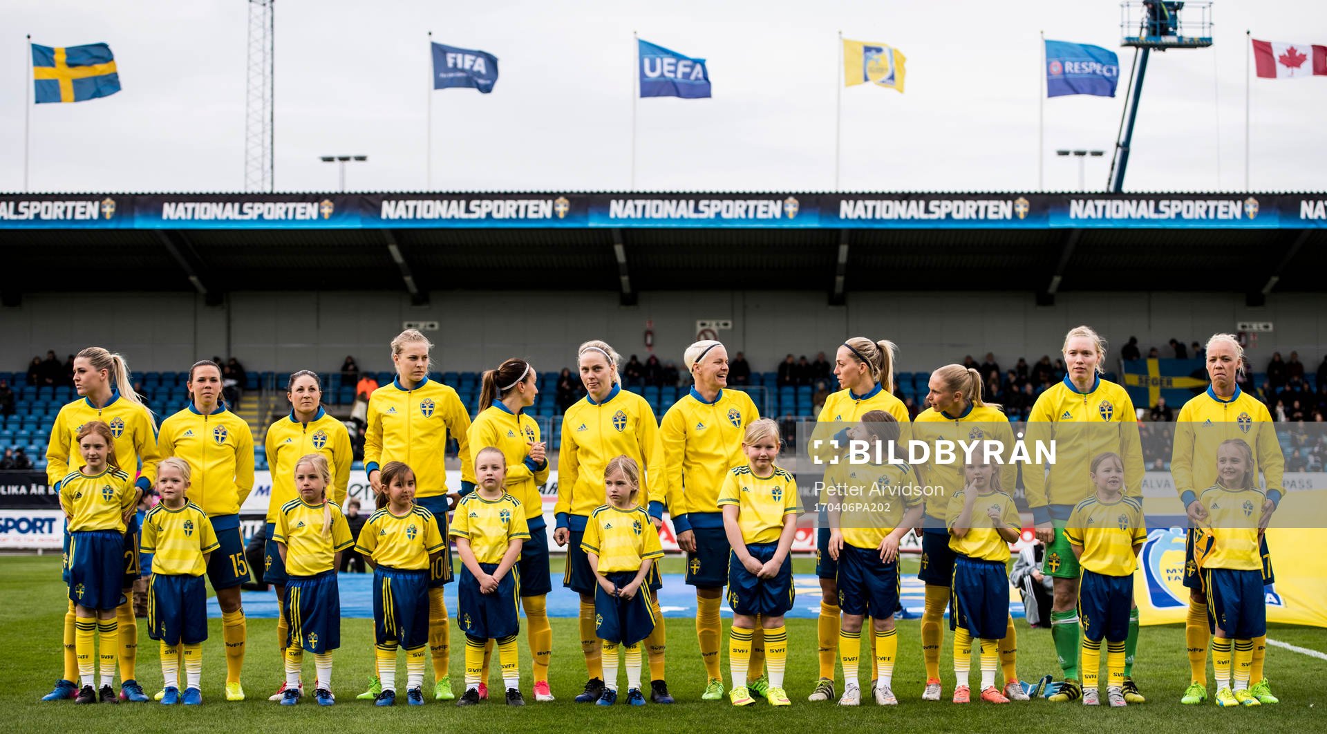 Knattar framför Sveriges spelare vid lineup inför landskampen i fotboll mellan Sverige och Kanada den 6 april 2017 i Trelleborg.