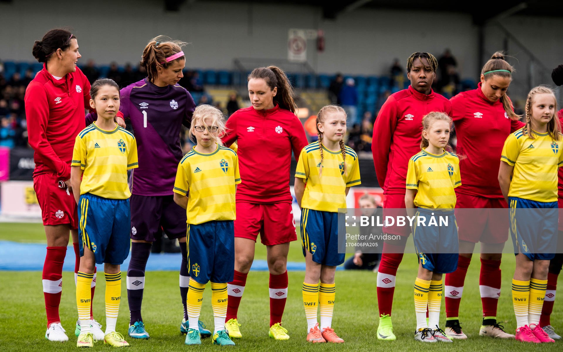 Knattar framför Kanadas spelare vid lineup inför landskampen i fotboll mellan Sverige och Kanada den 6 april 2017 i Trelleborg.