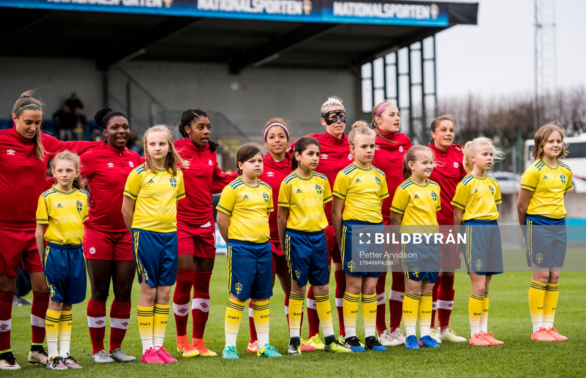 Knattar framför Kanadas spelare vid lineup inför landskampen i fotboll mellan Sverige och Kanada den 6 april 2017 i Trelleborg.