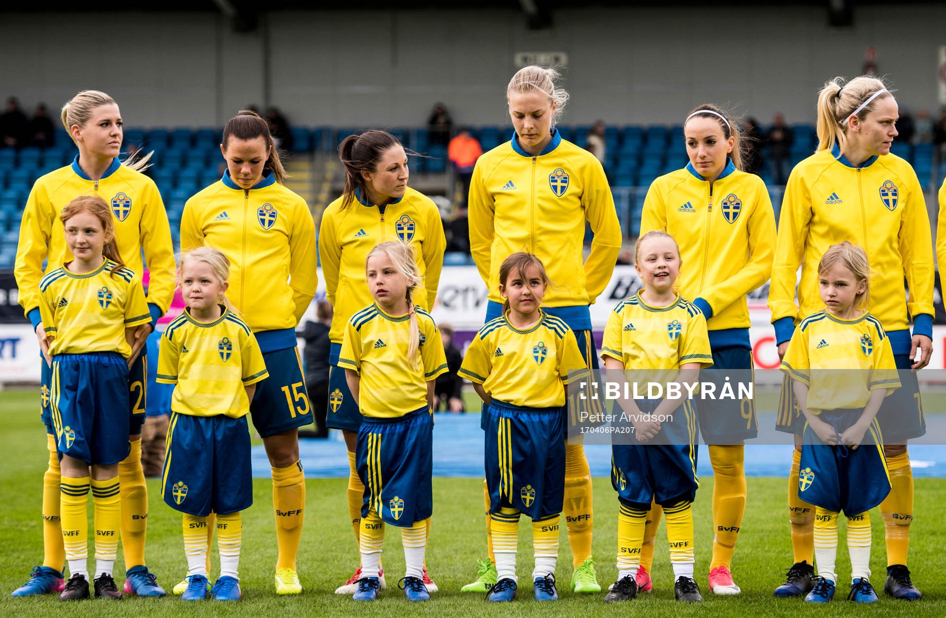 Knattar framför Sveriges spelare vid lineup inför landskampen i fotboll mellan Sverige och Kanada den 6 april 2017 i Trelleborg.