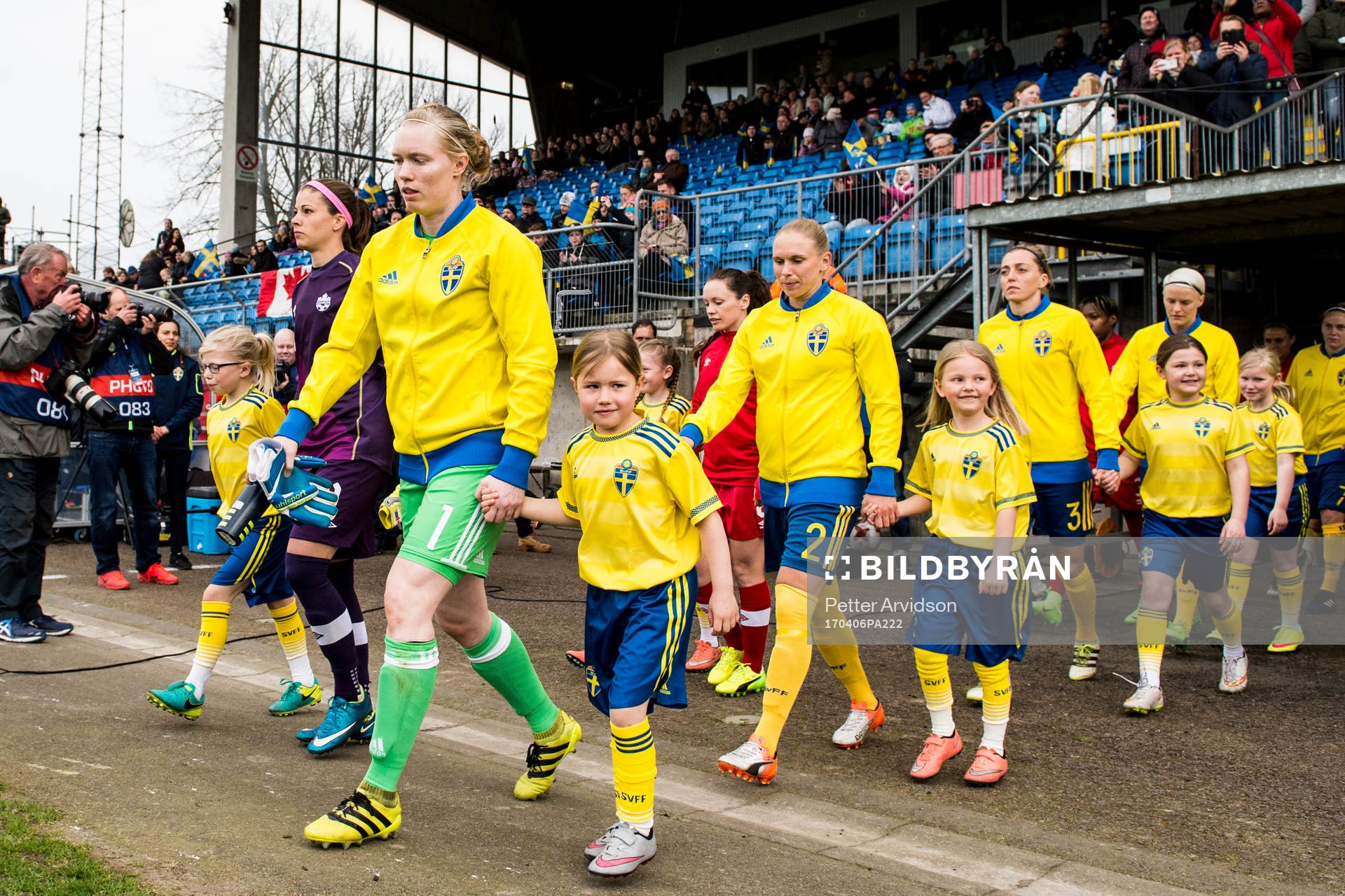 Sveriges målvakt Hedvig Lindahl gör entre