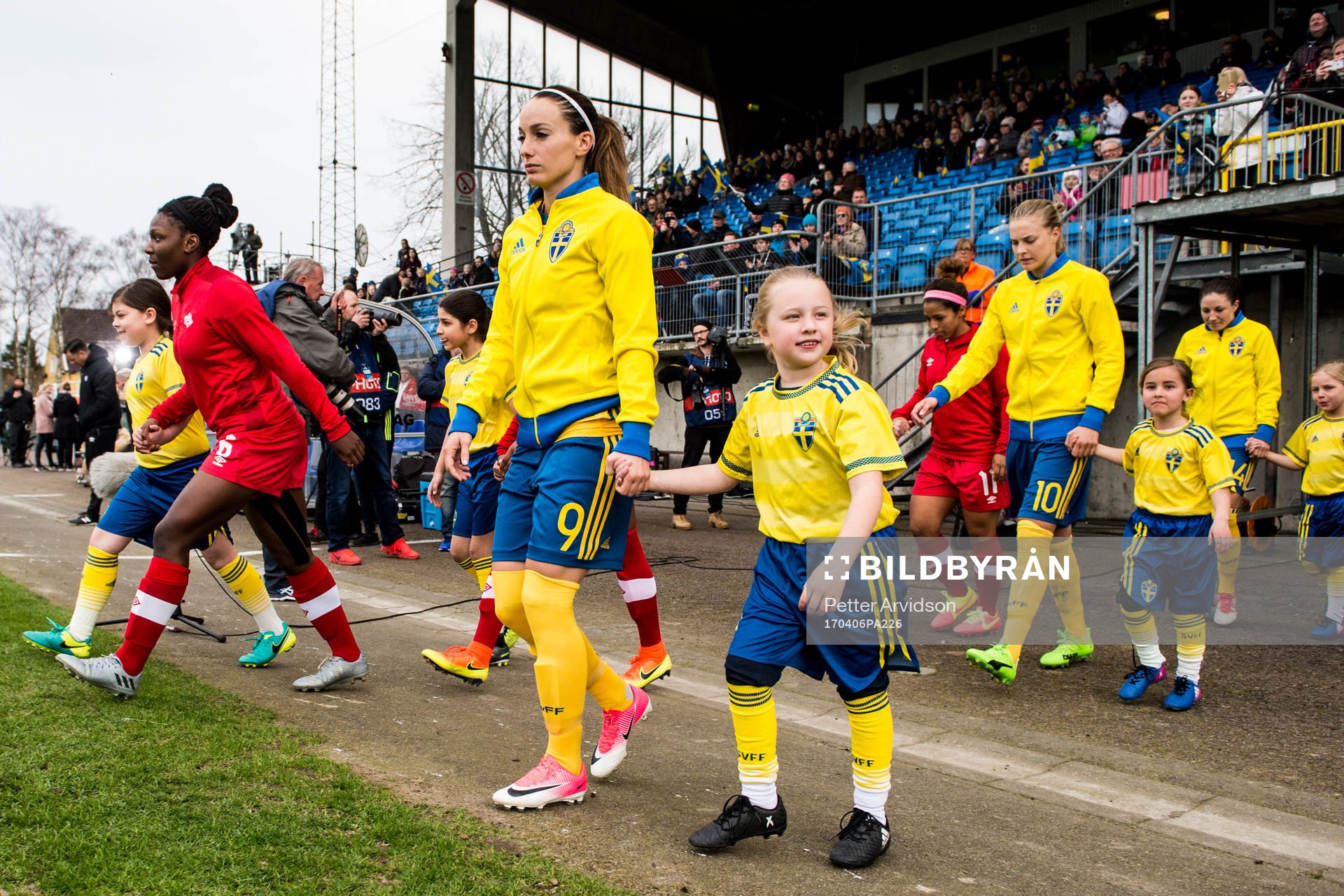 Sveriges Kosovare Asllani gör entre
