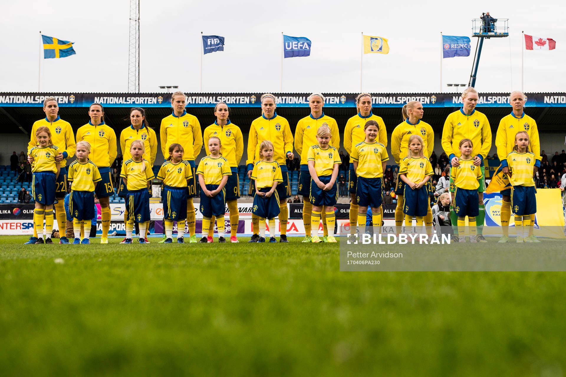 Knattar framför Sveriges spelare vid lineup