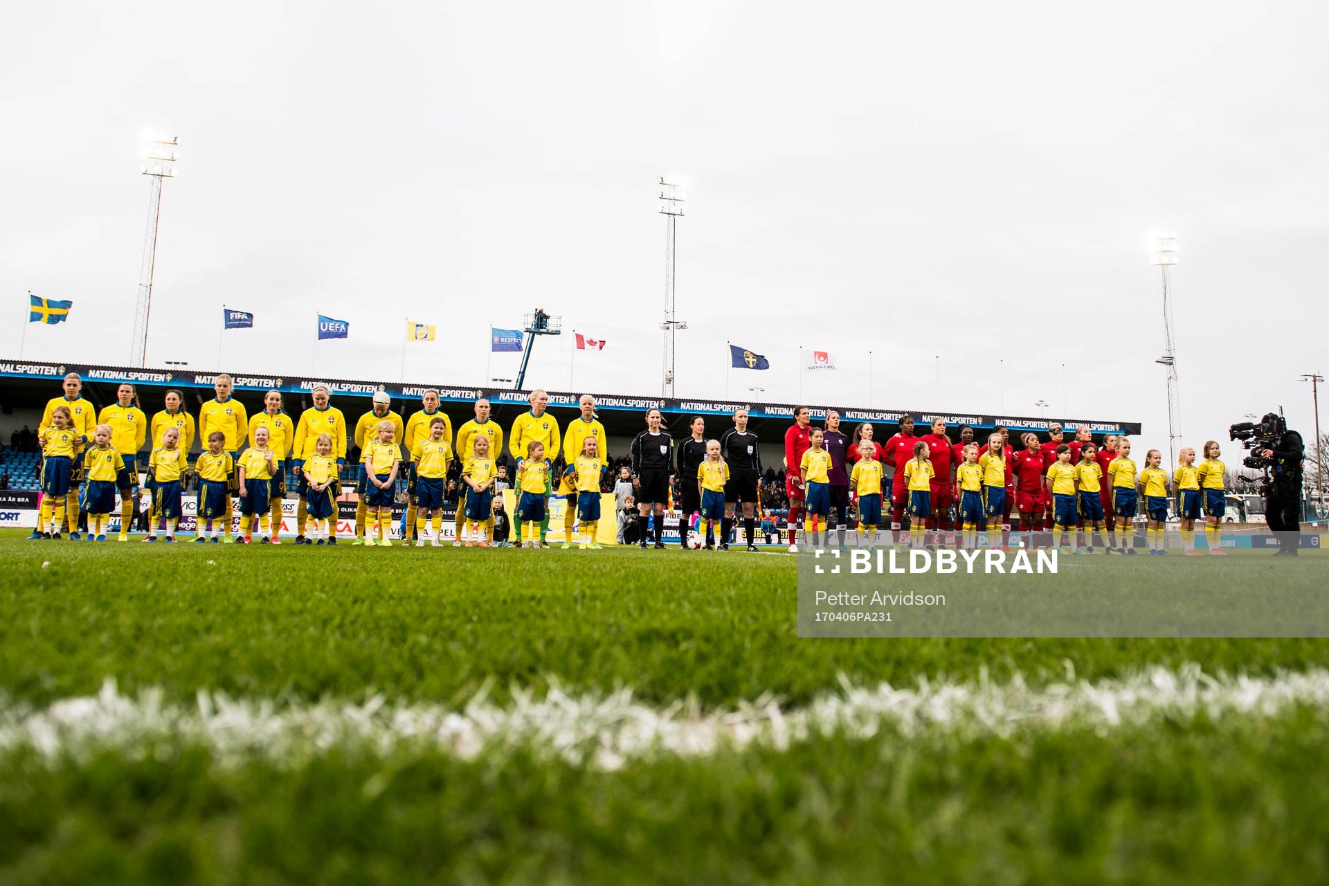 Knattar framför Sveriges och Kanadas spelare vid lineup inför landskampen i fotboll mellan Sverige och Kanada den 6 april 2017 i Trelleborg.