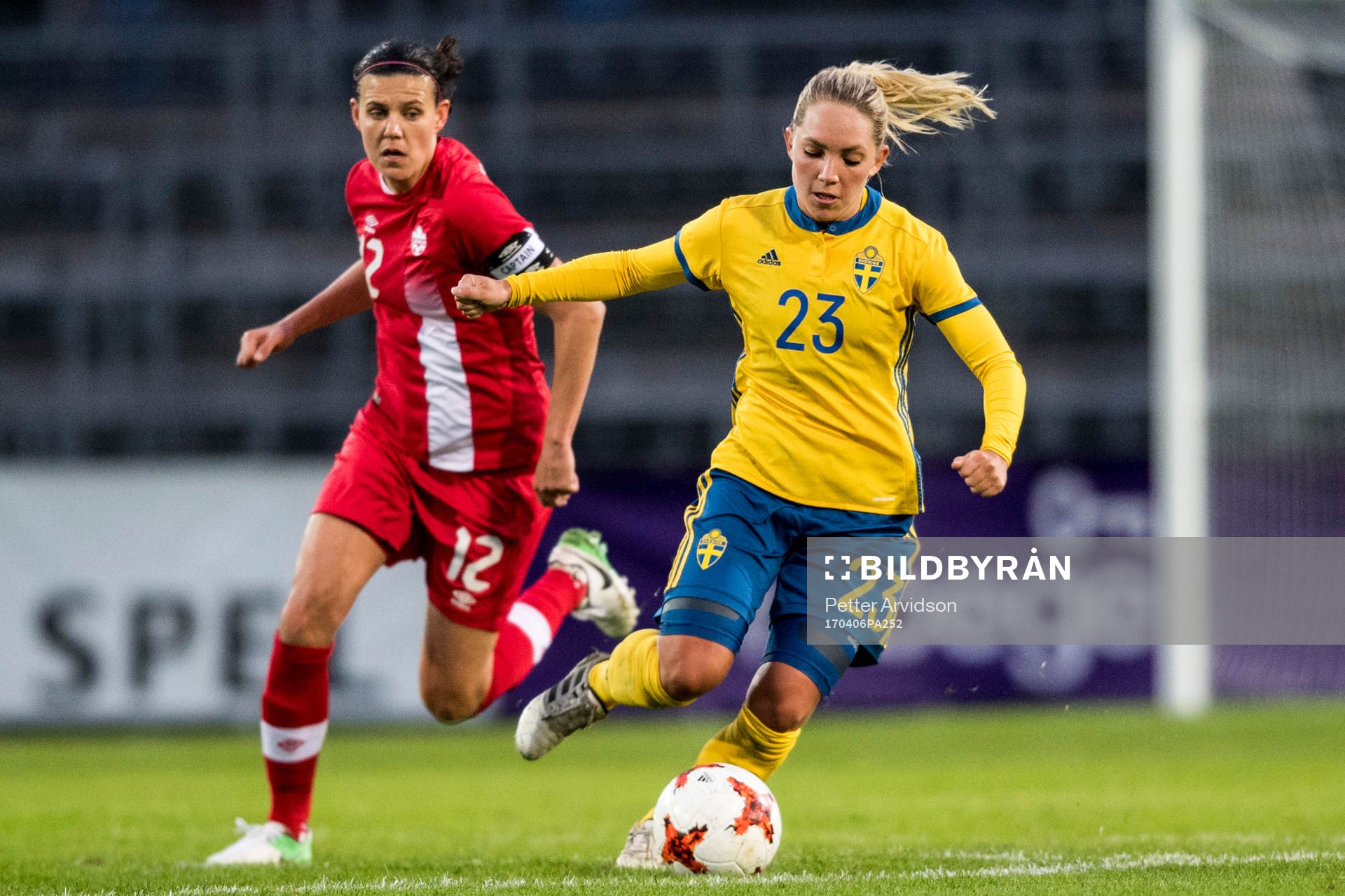 Sveriges Elin Rubensson och Kanadas Christine Sinclair