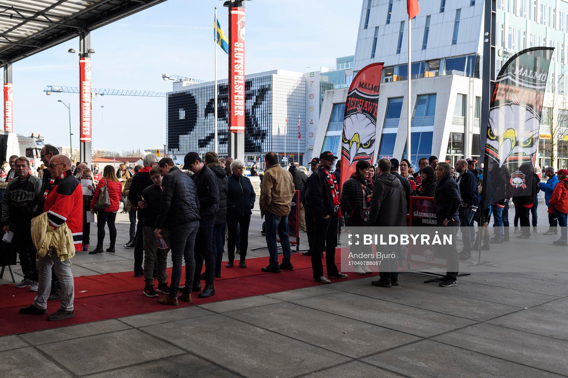 Publiken väntar utanför Malmö Arena
