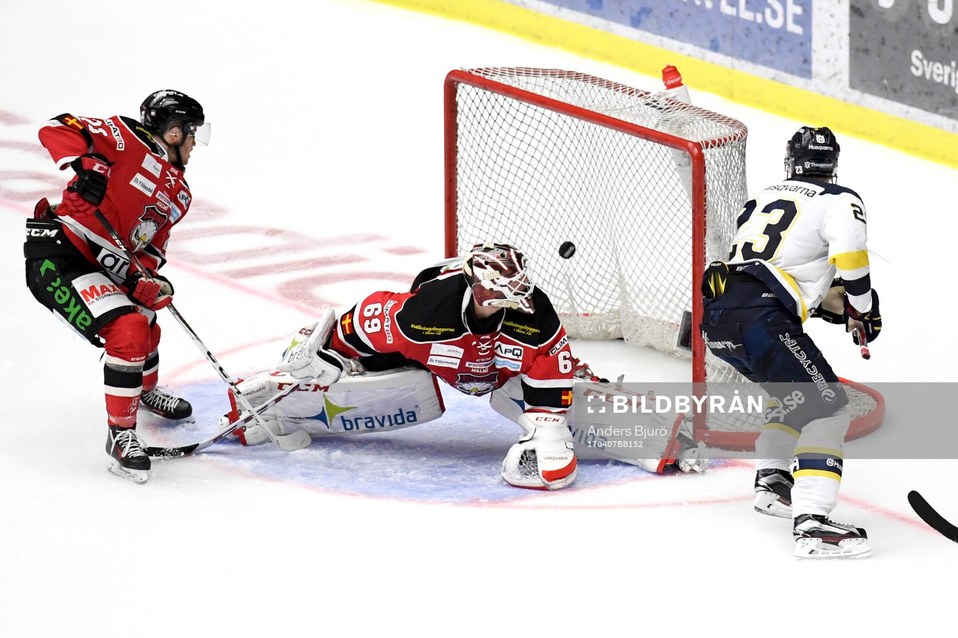 s Lias Andersson gör 2-1 bakom Malmö Redhawks målvakt