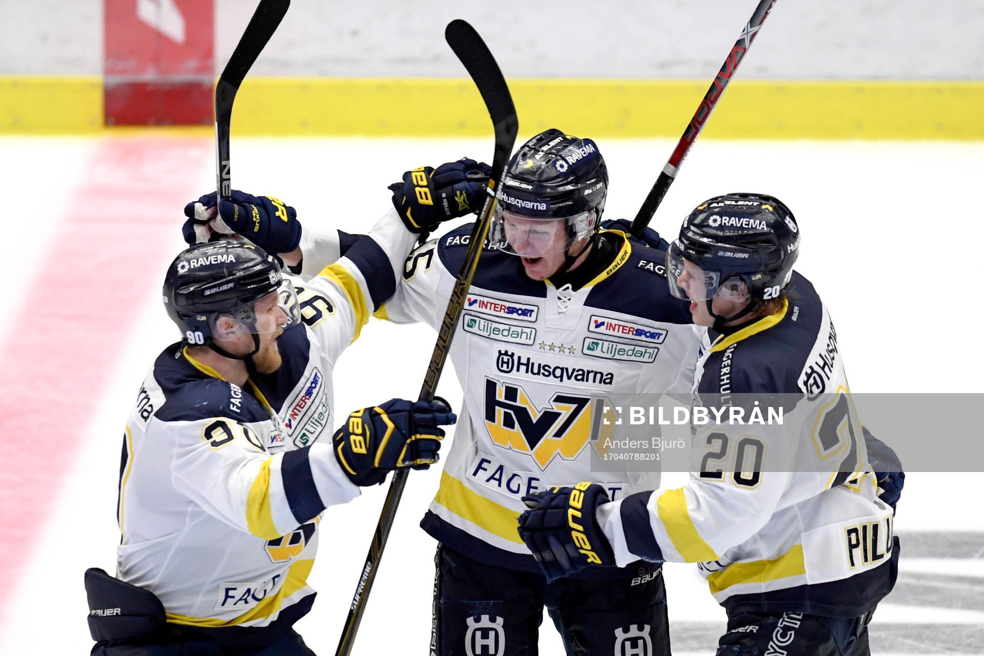 s Andreas Borgman jublar med lagkamrater