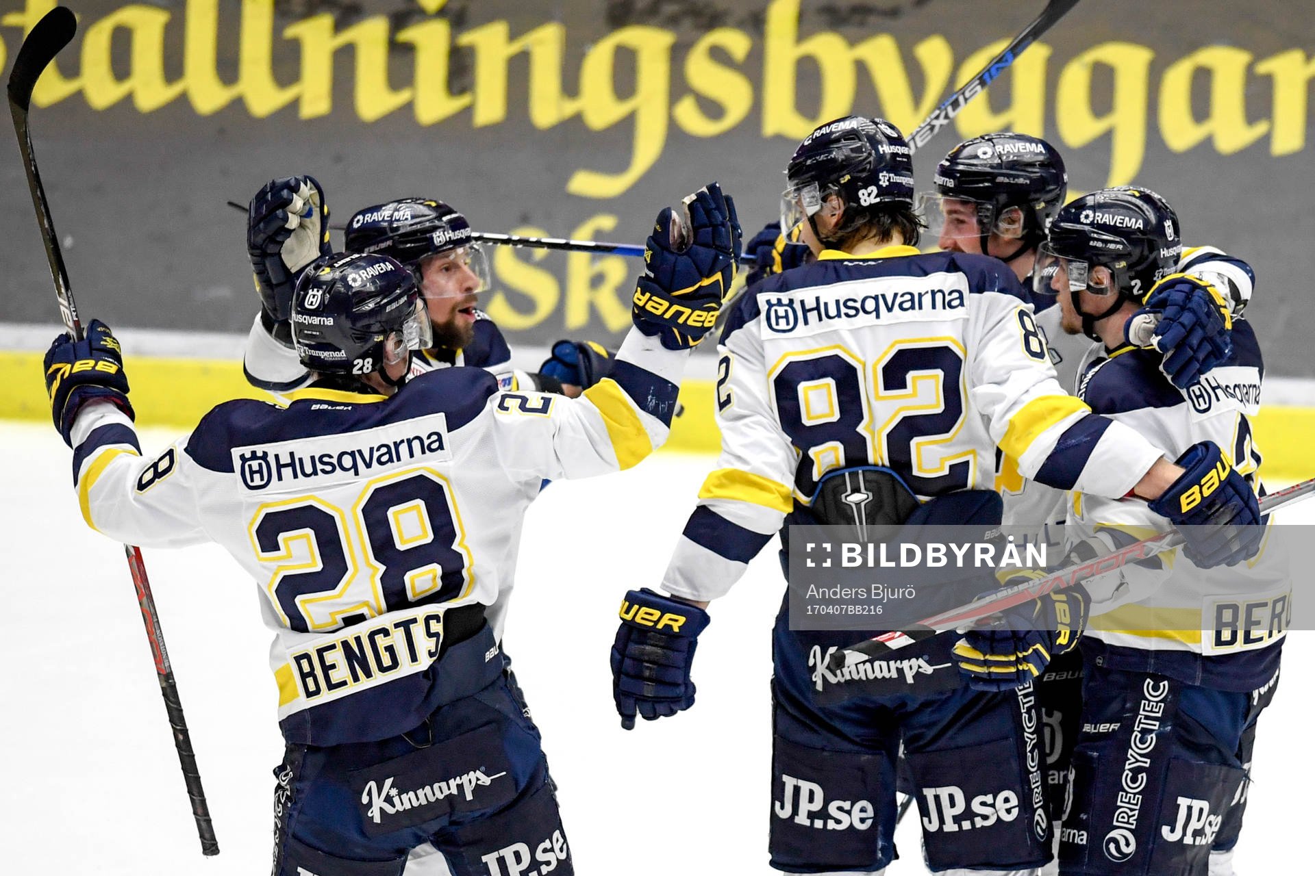 s Adam Almquist jublar med lagkamrater