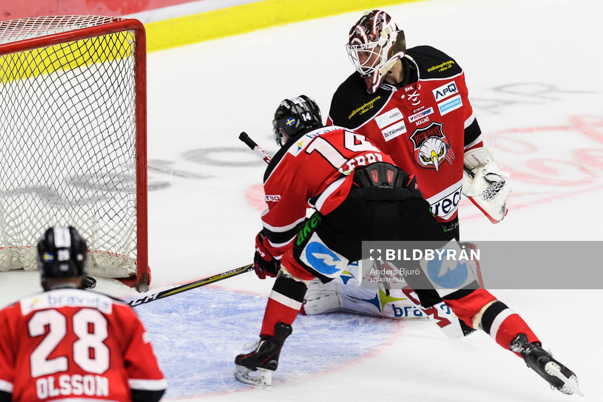Malmö Redhawks Carl-Johan Lerby försöker rända pucken