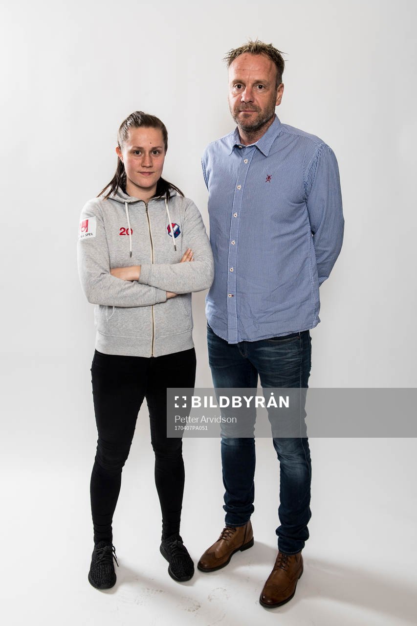 Kvarnsvedens Denise Sundberg och tränare Jonas Björkgren poserar för ett porträtt under upptaktsträffen för damallsvenskan i fotboll den 7 april 2017 i Malmö.
