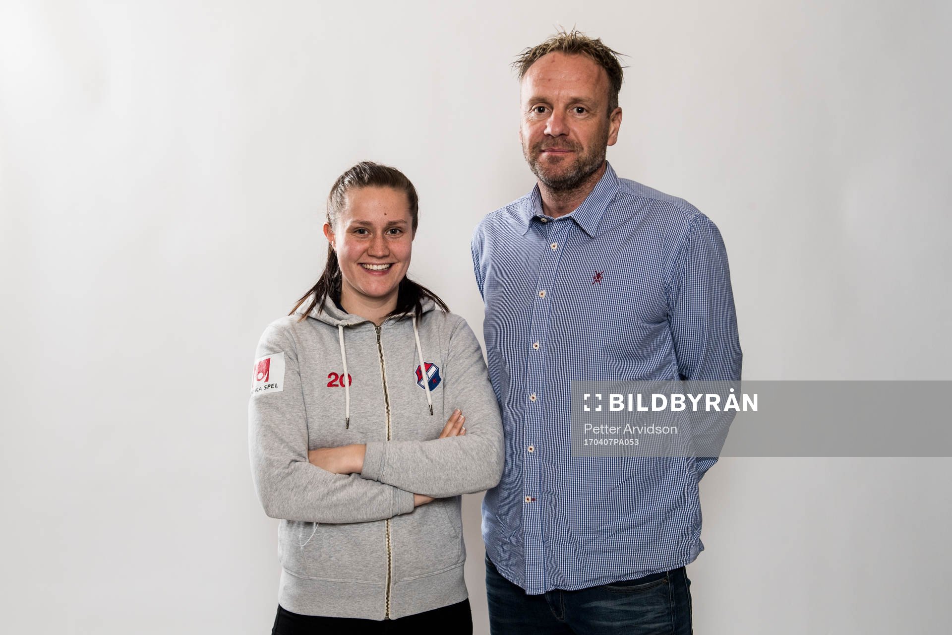 Kvarnsvedens Denise Sundberg och tränare Jonas Björkgren poserar för ett porträtt under upptaktsträffen för damallsvenskan i fotboll den 7 april 2017 i Malmö.