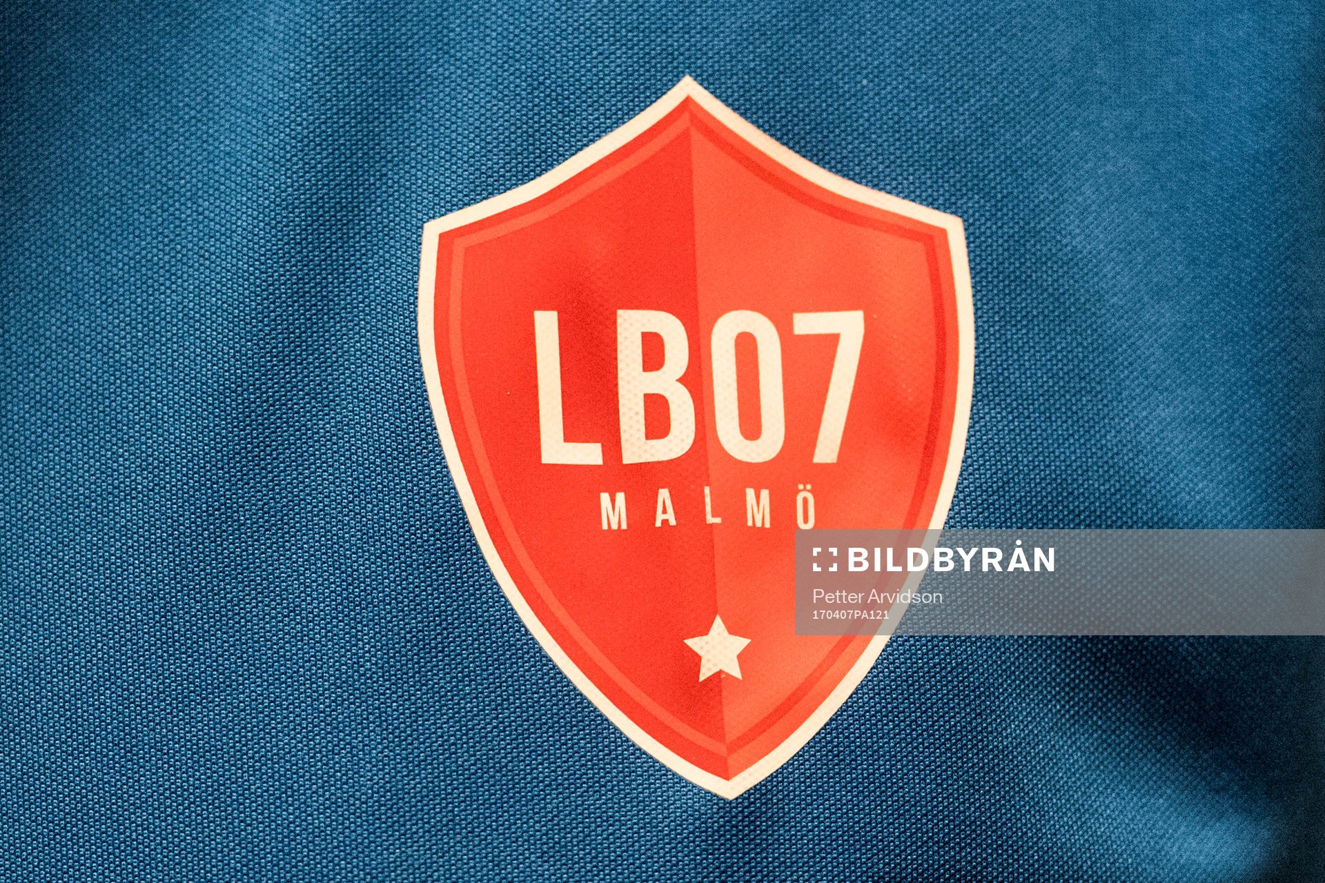 LB07 klubbmärke under upptaktsträffen för damallsvenskan i fotboll den 7 april 2017 i Malmö.