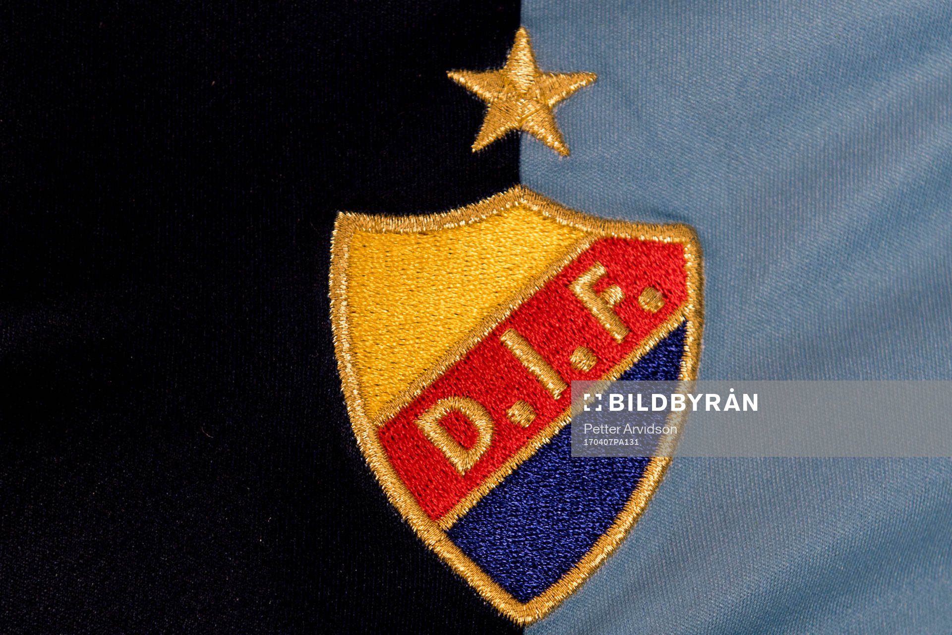 Djurgården klubbmärke under upptaktsträffen för damallsvenskan i fotboll den 7 april 2017 i Malmö.