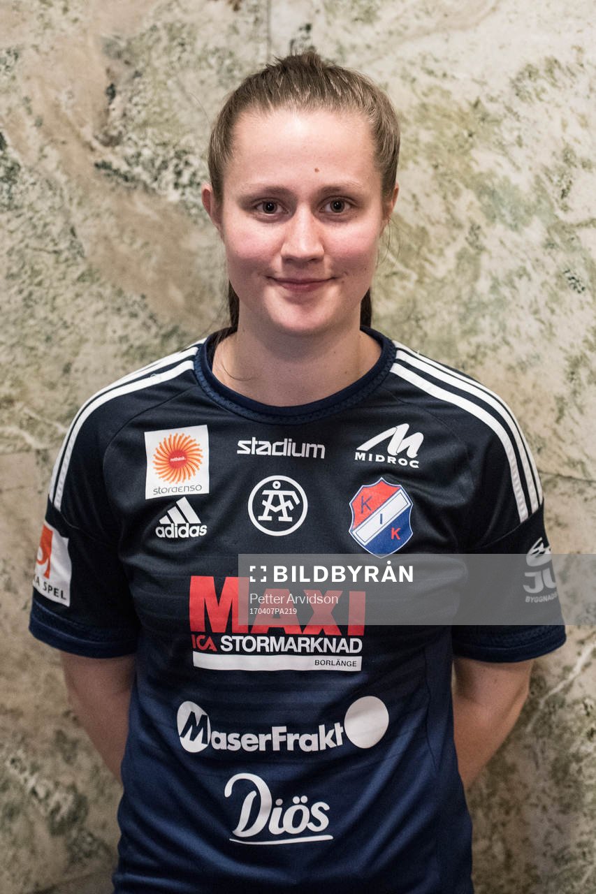 Kvarnsvedens Denise Sundberg poserar för ett porträtt under upptaktsträffen för damallsvenskan i fotboll den 7 april 2017 i Malmö.