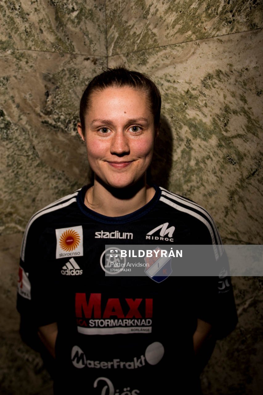 Kvarnsvedens Denise Sundberg poserar för ett porträtt under upptaktsträffen för damallsvenskan i fotboll den 7 april 2017 i Malmö.