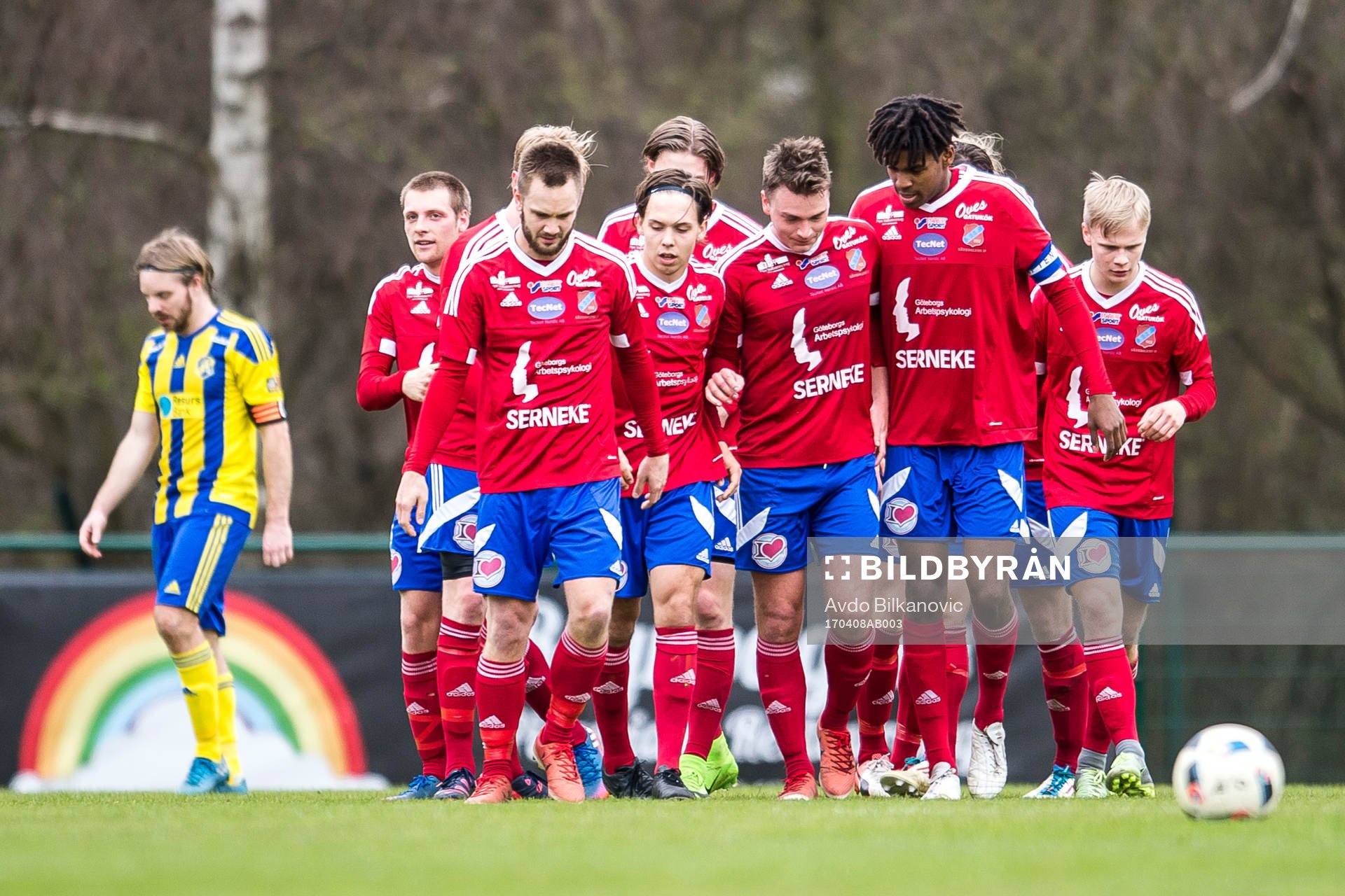 Sävedalens spelare jublar och Eskilsminnes Mathias Unkuri