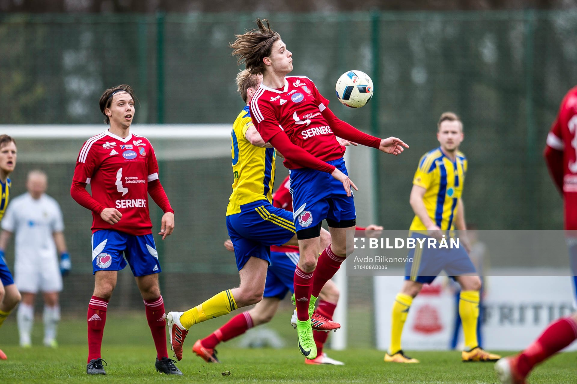 Sävedalens Felix Larsson tar ner bollen på bröstet