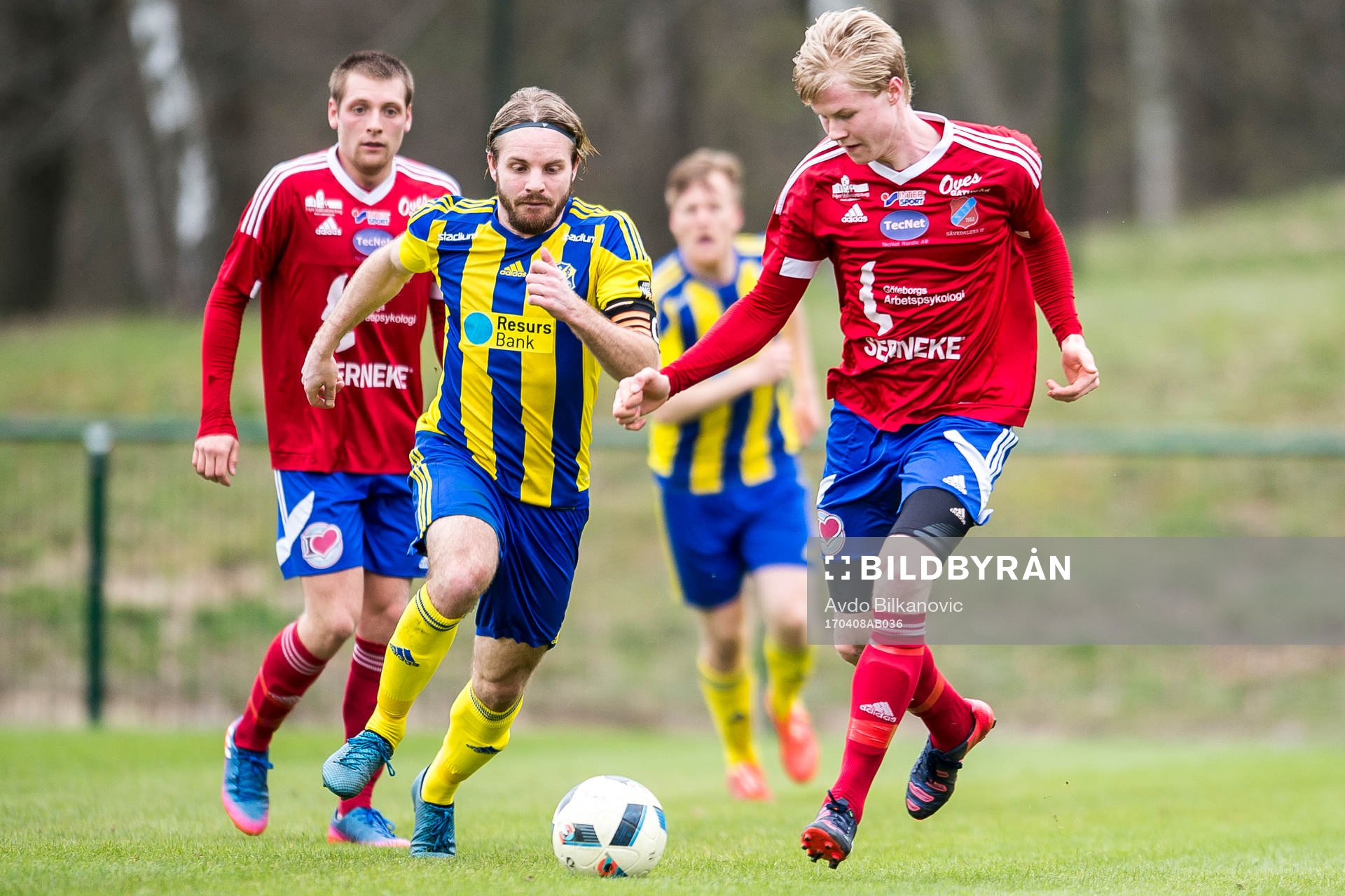 Eskilsminnes Mathias Unkuri jagar Sävedalens Jonatan Viker