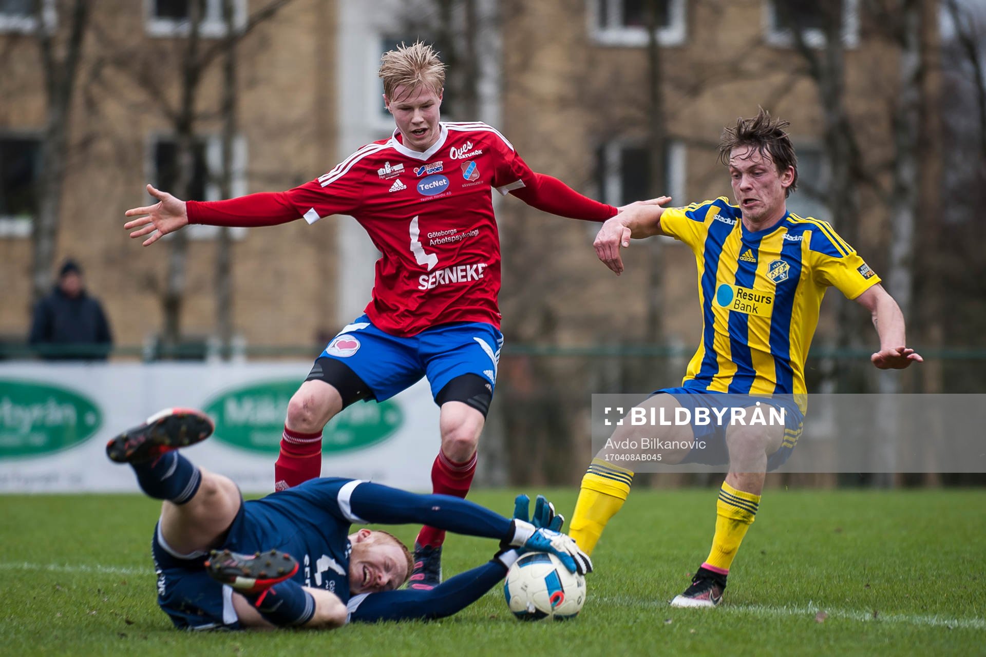 Eskilsminnes Robin Hofsö framför Sävedalens målvakt
