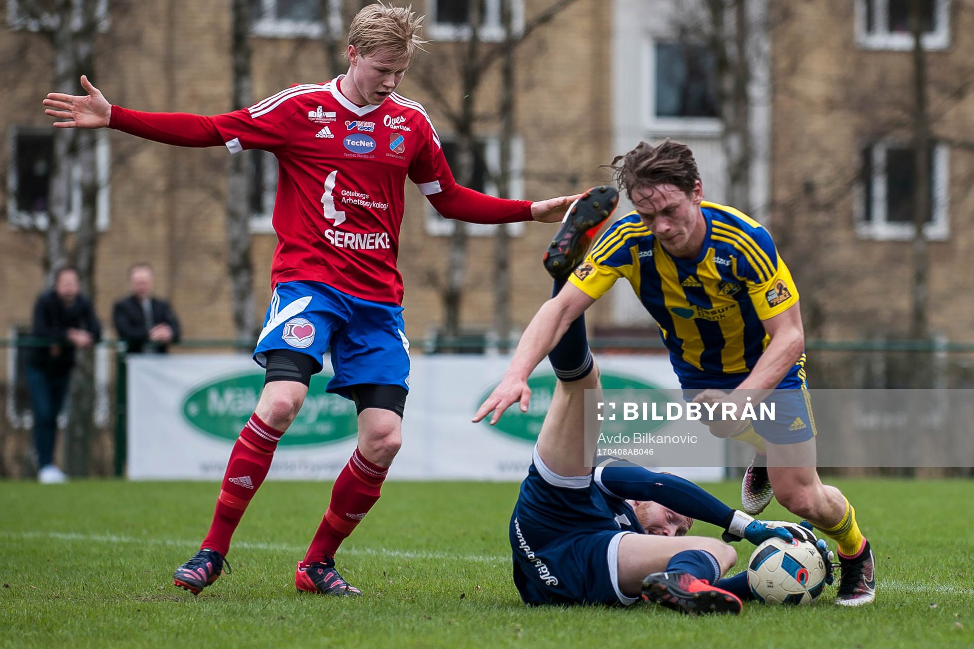 Eskilsminnes Robin Hofsö fälls av Sävedalens målvakt