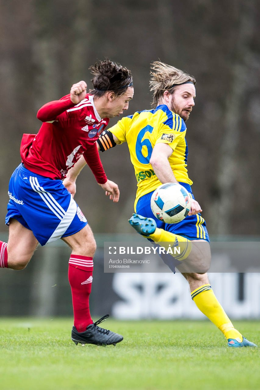 Eskilsminnes Mathias Unkuri försöker med klackspark