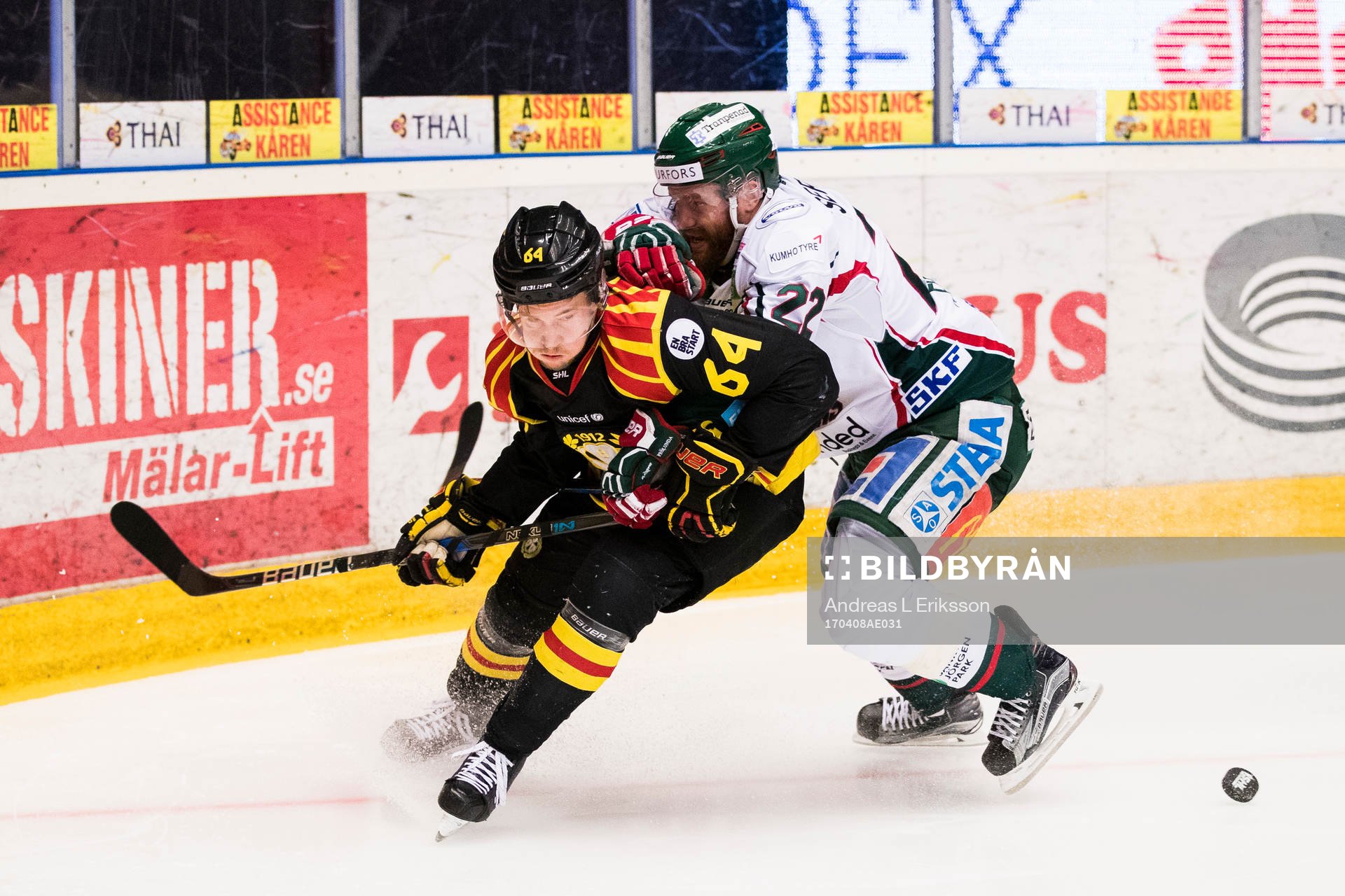 Brynäs Jonathan Pudas i kamp om pucken med Frölundas