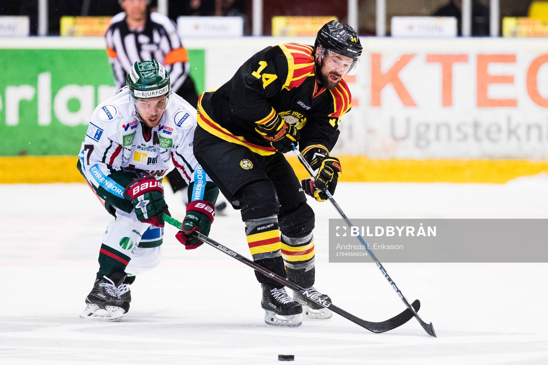 Frölundas Henrik Tömmernes i kamp om pucken med Brynäs
