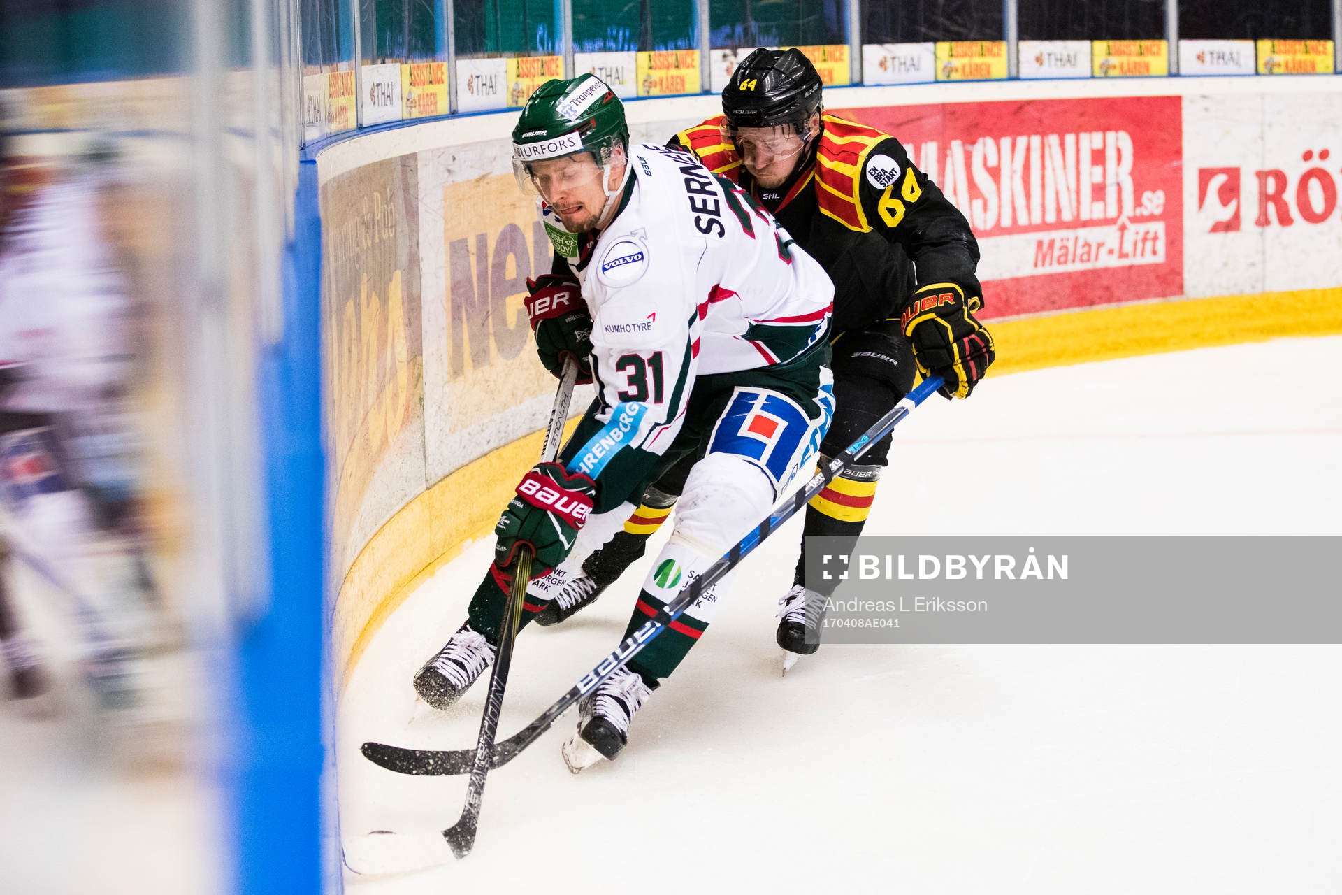Frölundas Nicklas Lasu i kamp om pucken med Brynäs