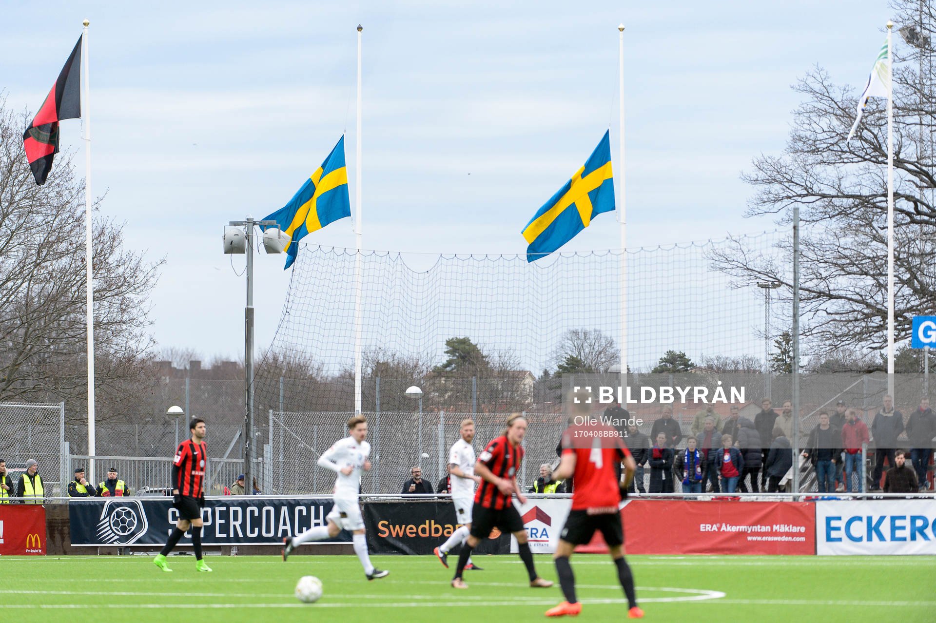 Svenska flaggorna på halv stång för att hedra offren i