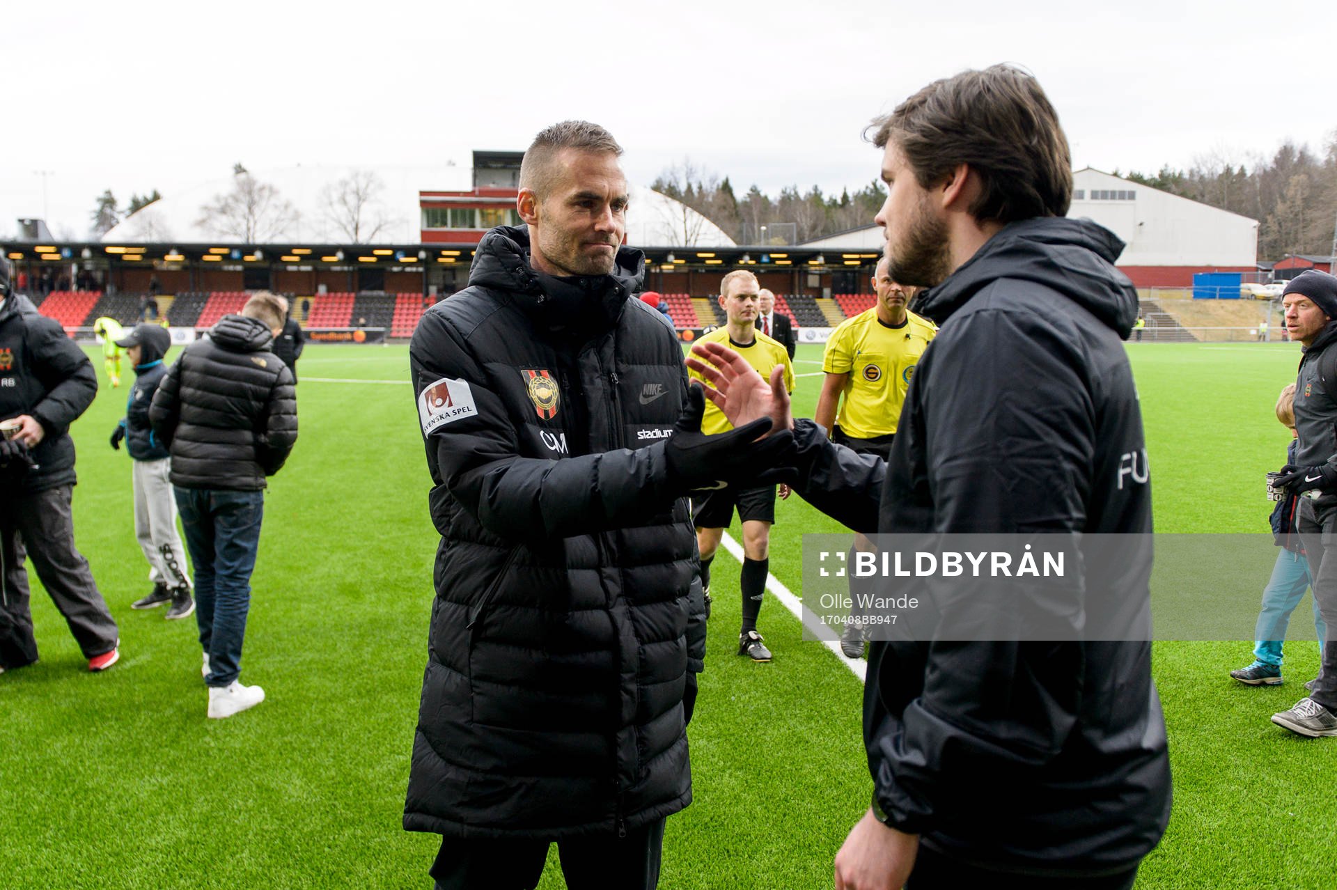 Brommapojkarnas Olof Mellberg gratuleras