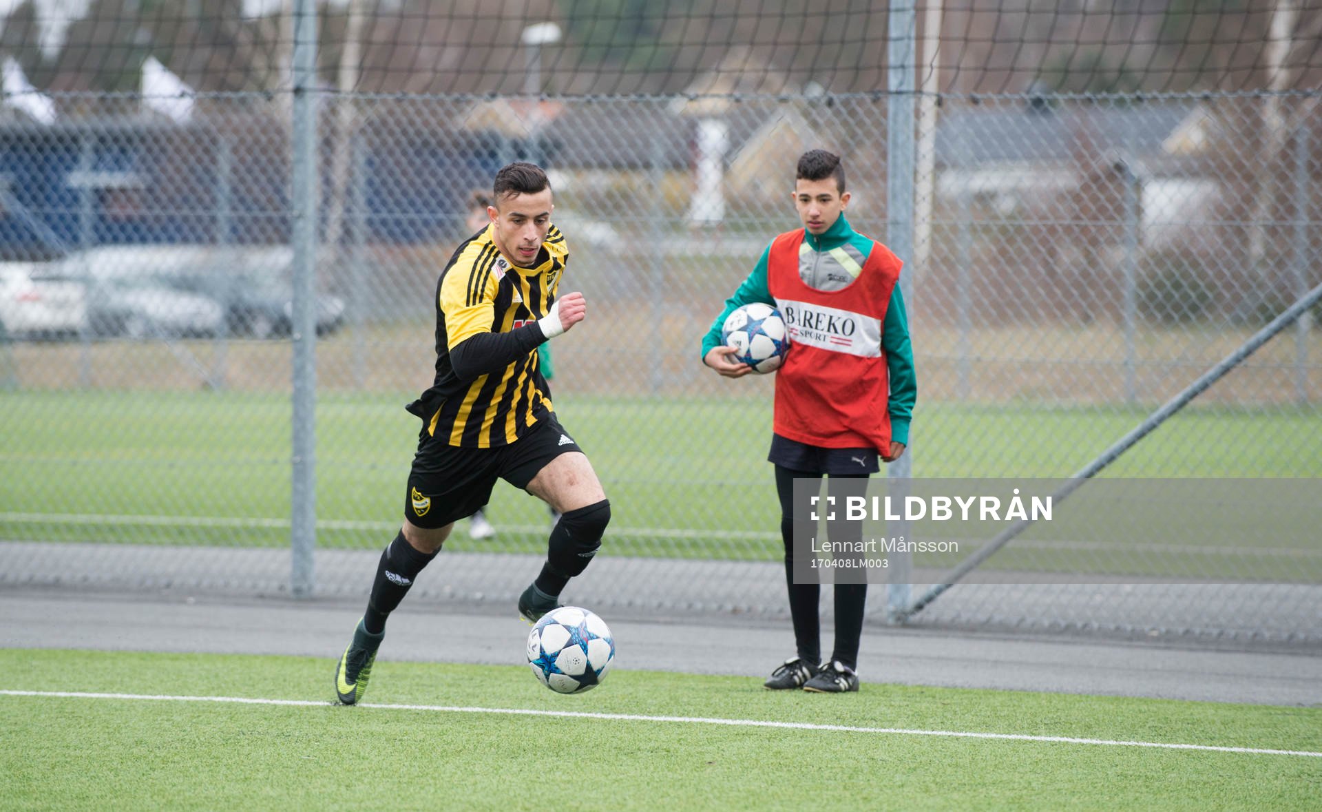 IFK Hässleholms Mohamed Hamdan och bollkalle i matchen i