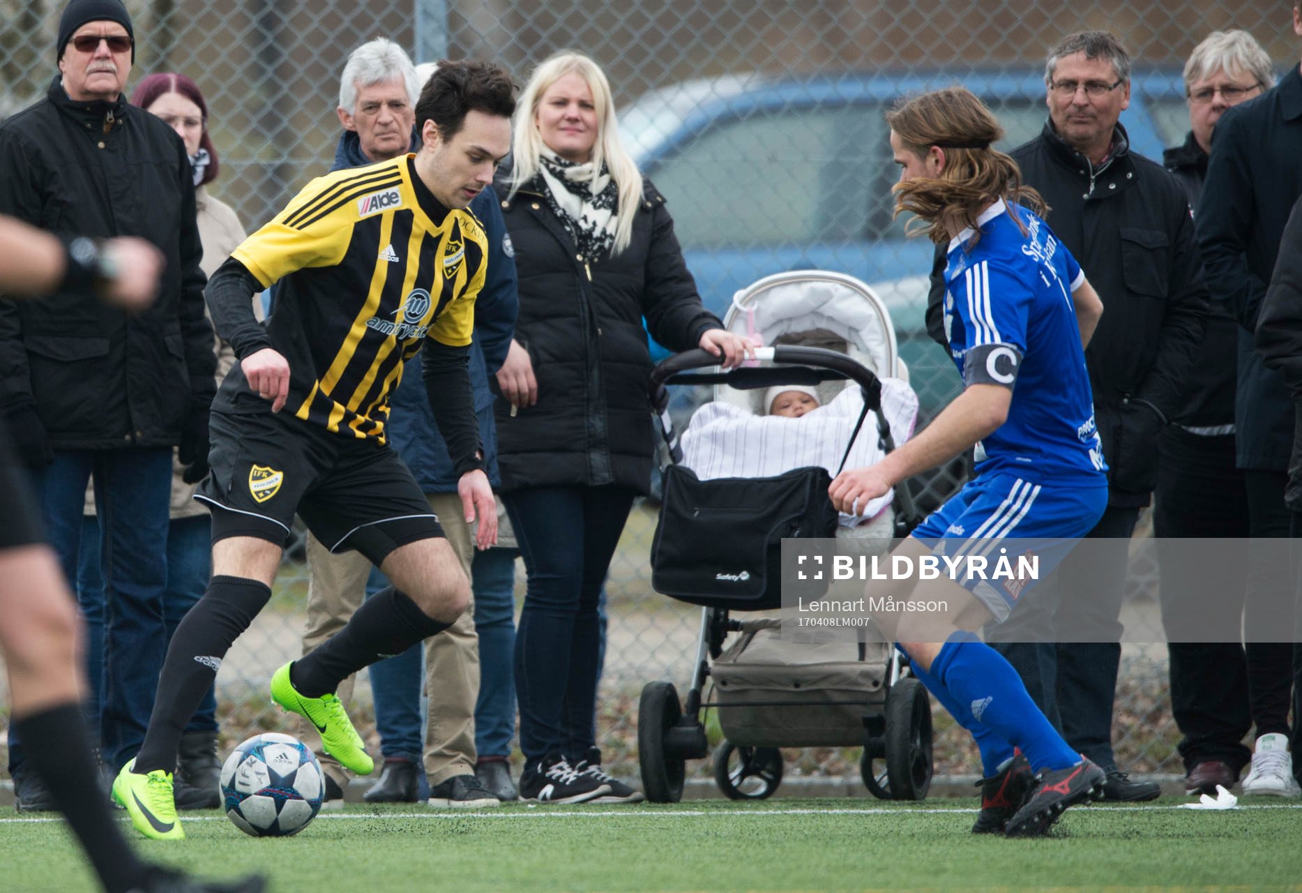 IFK Hässleholms Karim Al-Asi dribblar i matchen i division