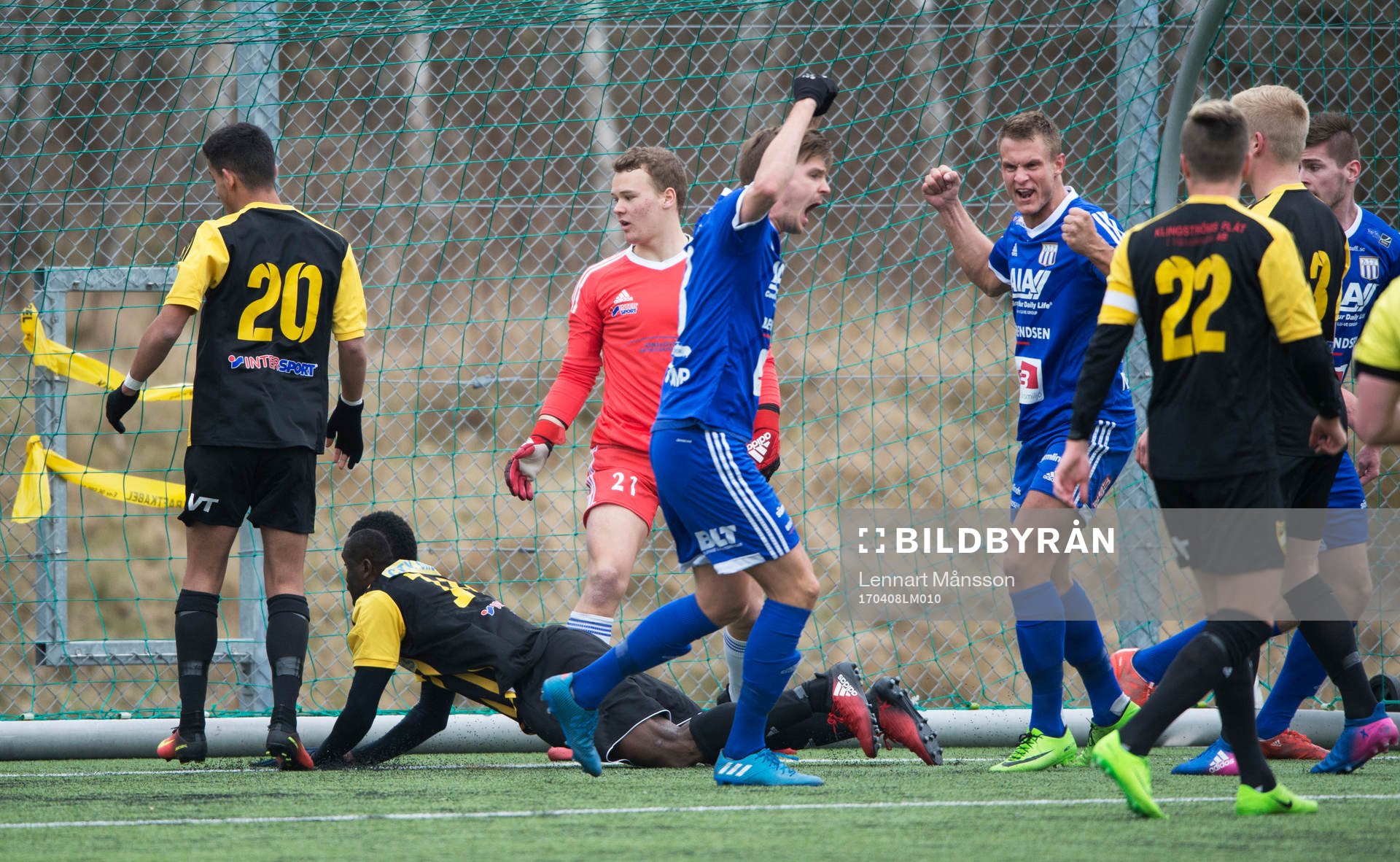 Asarum har gjort mål och jublar i matchen i division 2