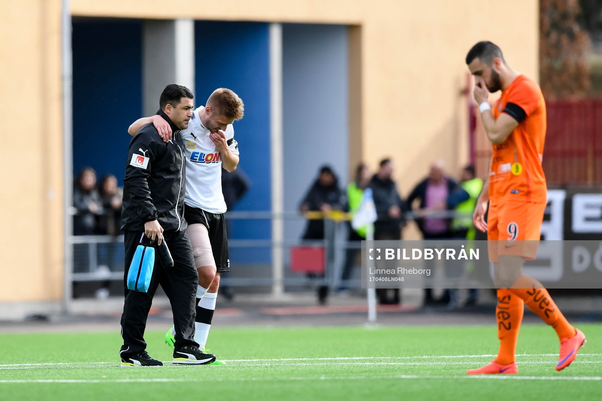 Örebros Johan Mårtensson lämnar planen