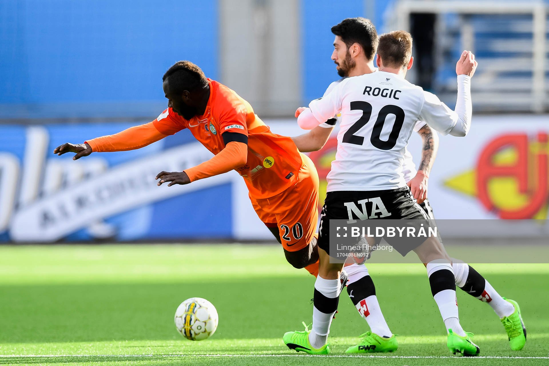 Örebros Filip Rogic och AFC Eskilstunas Emmanuel Frimpong