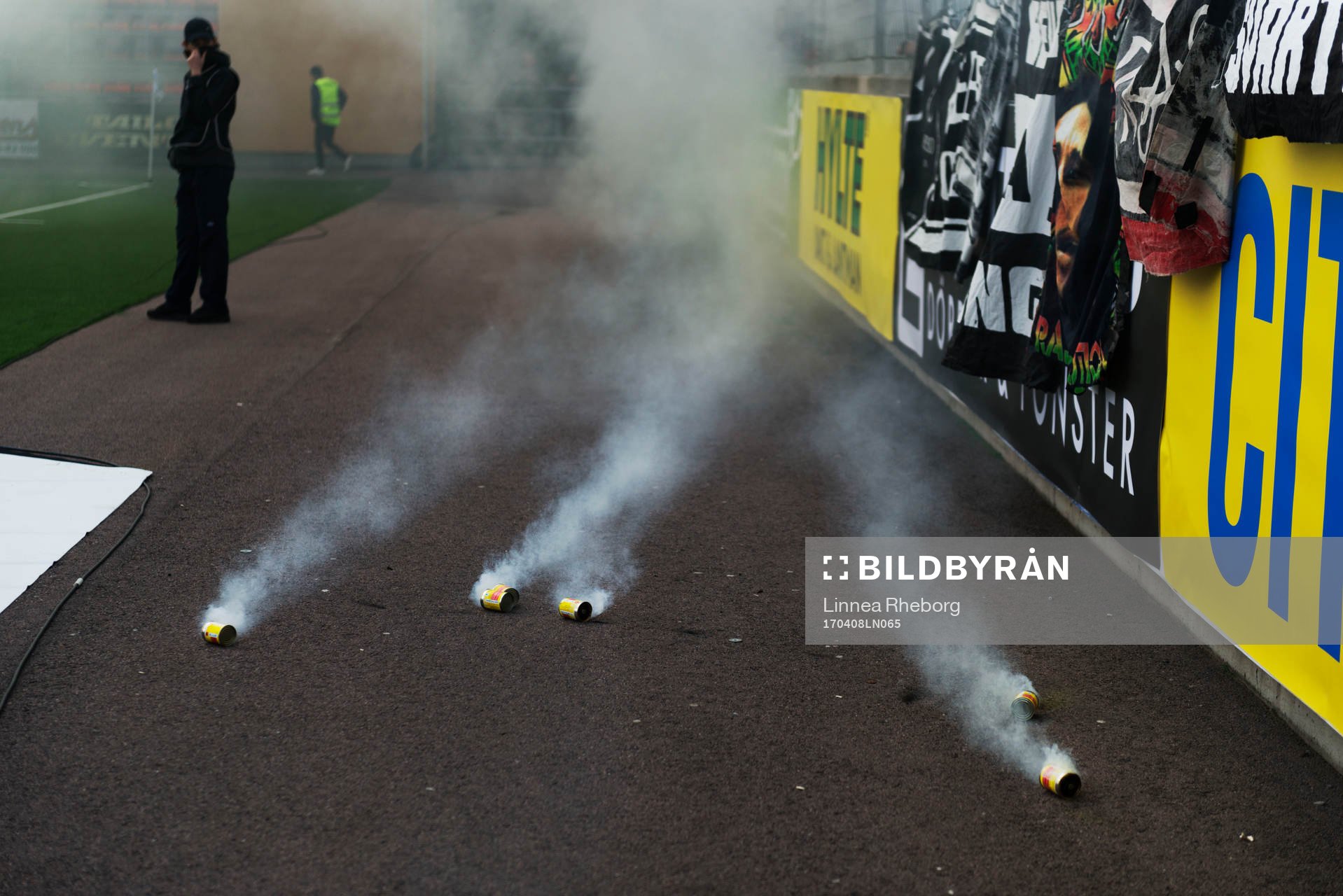 Matchen avbryts på grund av pyroteknik