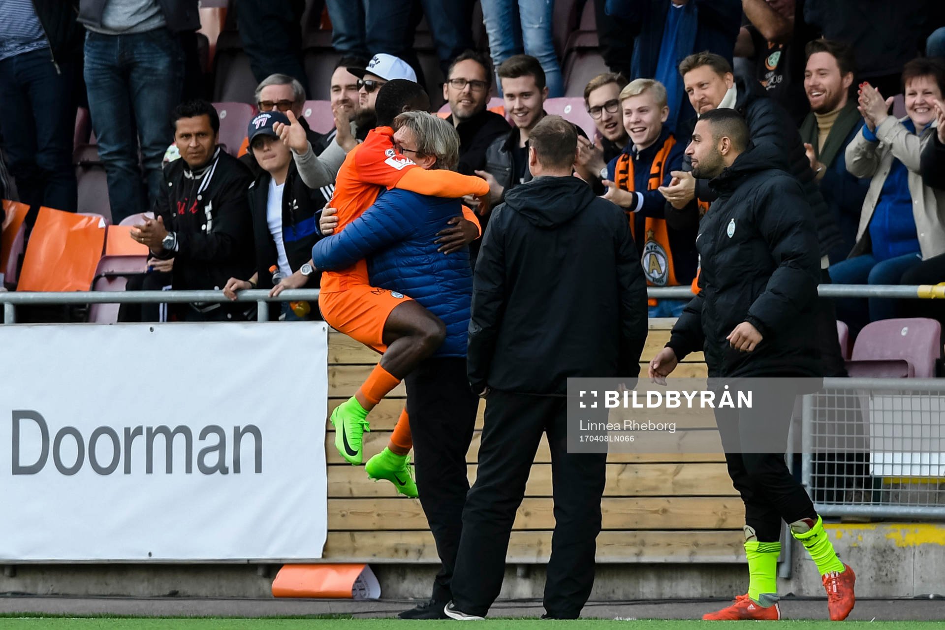 AFC Eskilstunas Buya Turay jublar