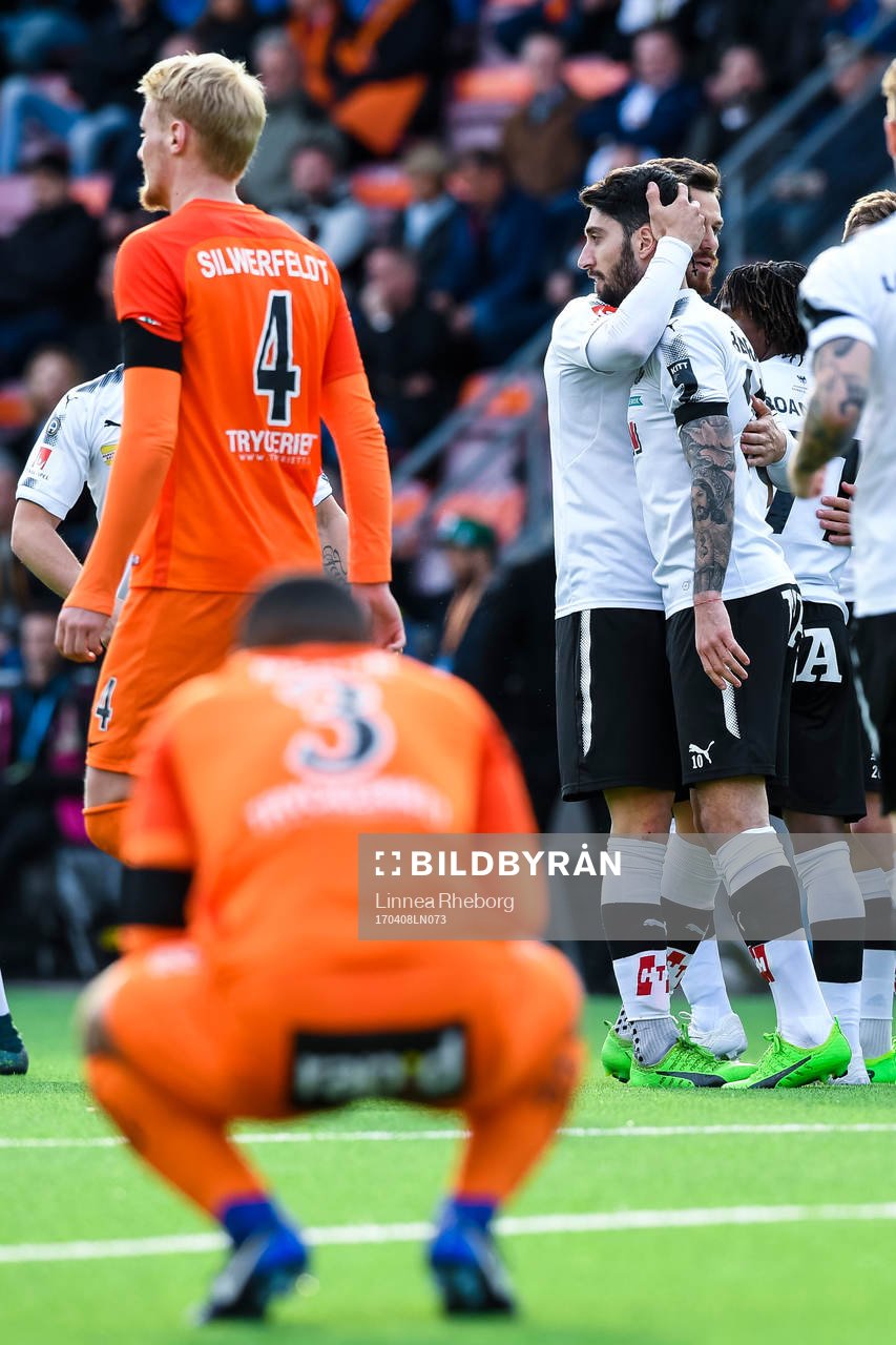 Örebros spelare jublar efter 1-1 under fotbollsmatchen i Allsvenskan mellan AFC Eskilstuna och Örebro den 8 april 2017 i Eskilstuna. 