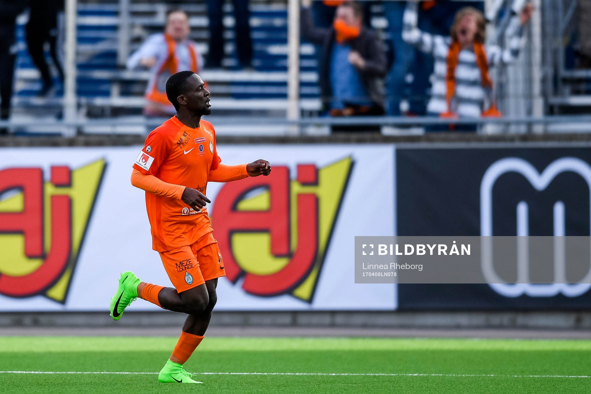 AFC Eskilstunas Buya Turay jublar
