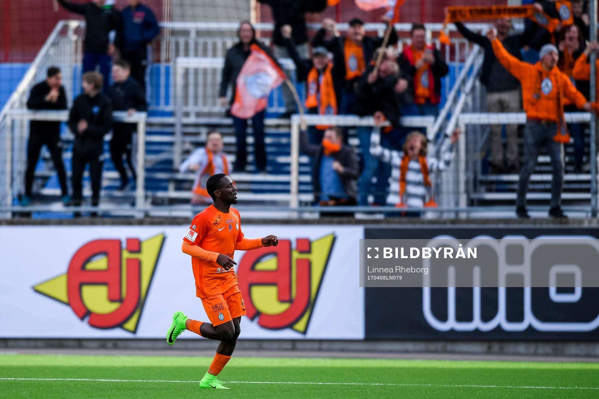 AFC Eskilstunas Buya Turay jublar